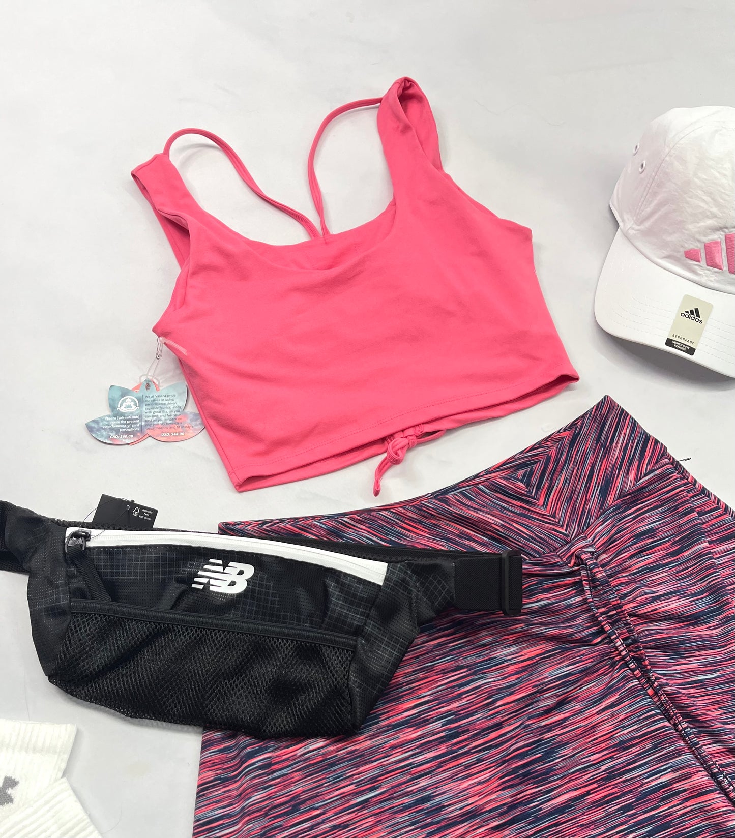 đ Top : sport en tissu ultra doux et stretch . Sous top intĂ©grĂ© . Stretch de partout . Cordon dâajustement au devant . Neuf !