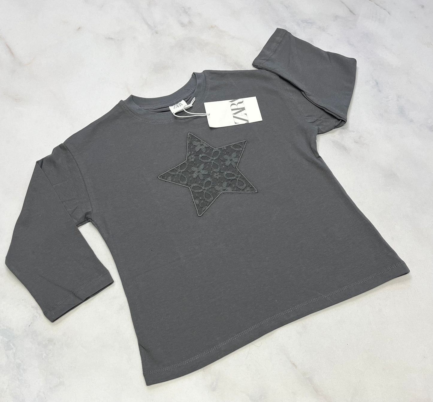 ZARA : Manche longue gris étoile en dentelle . Fait 6-6x