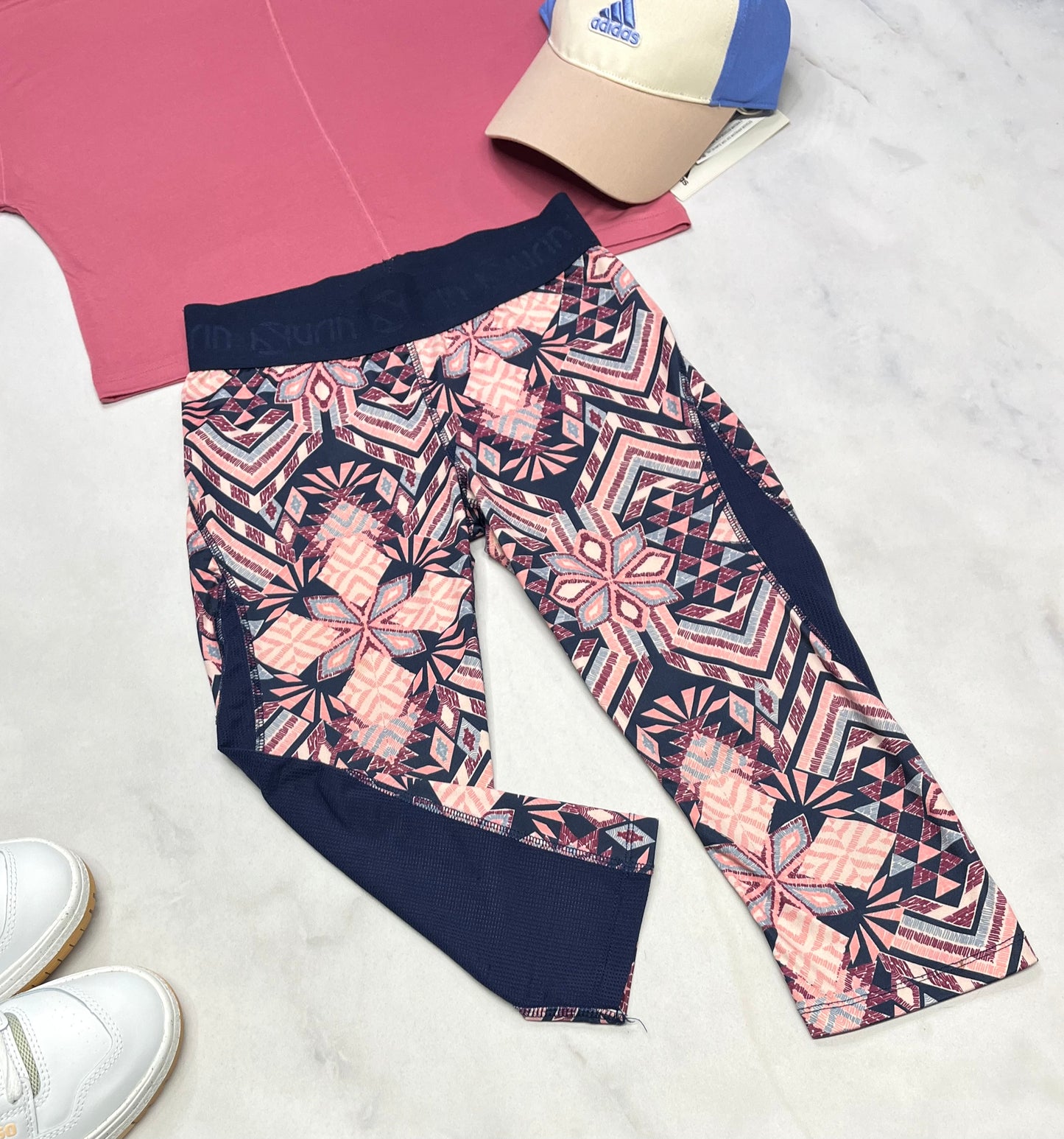 🌷 SOLDE : Capri sport Surin (2 mini points flou ) et mini logo effacé au dos . 10 ans fille usagé .