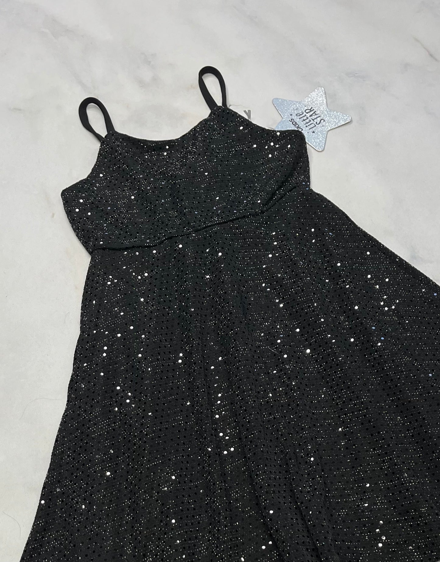 Robe : noir brillante argenté neuve 5-6 fit stretch ( ou 5 ans confo) . Doublure int. Bretelle ajustable . Neuve .