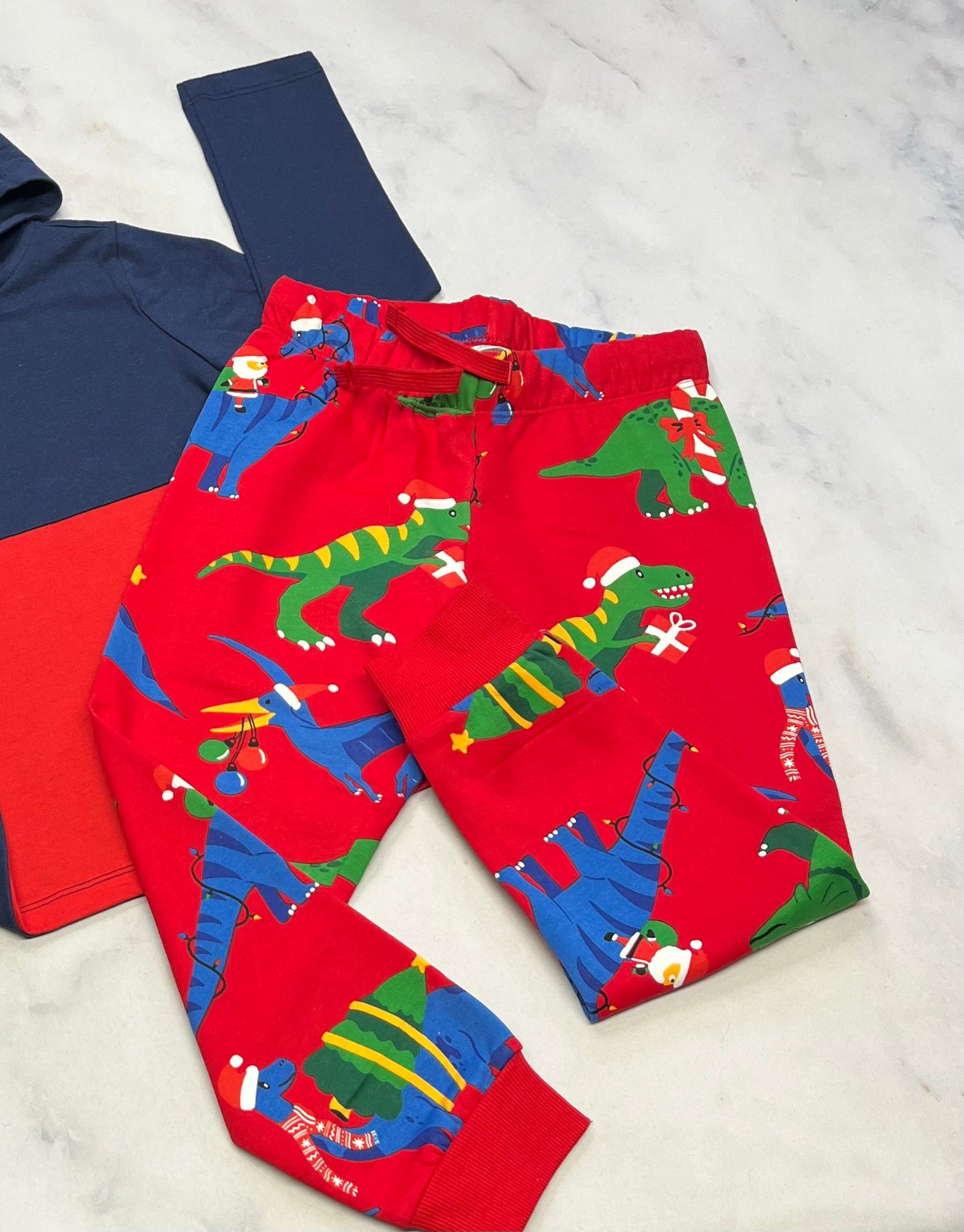 Duo neuf ! Cagoule en coton léger + 5 ans et jog neuf ! 5 ans chaud à l’intérieur.