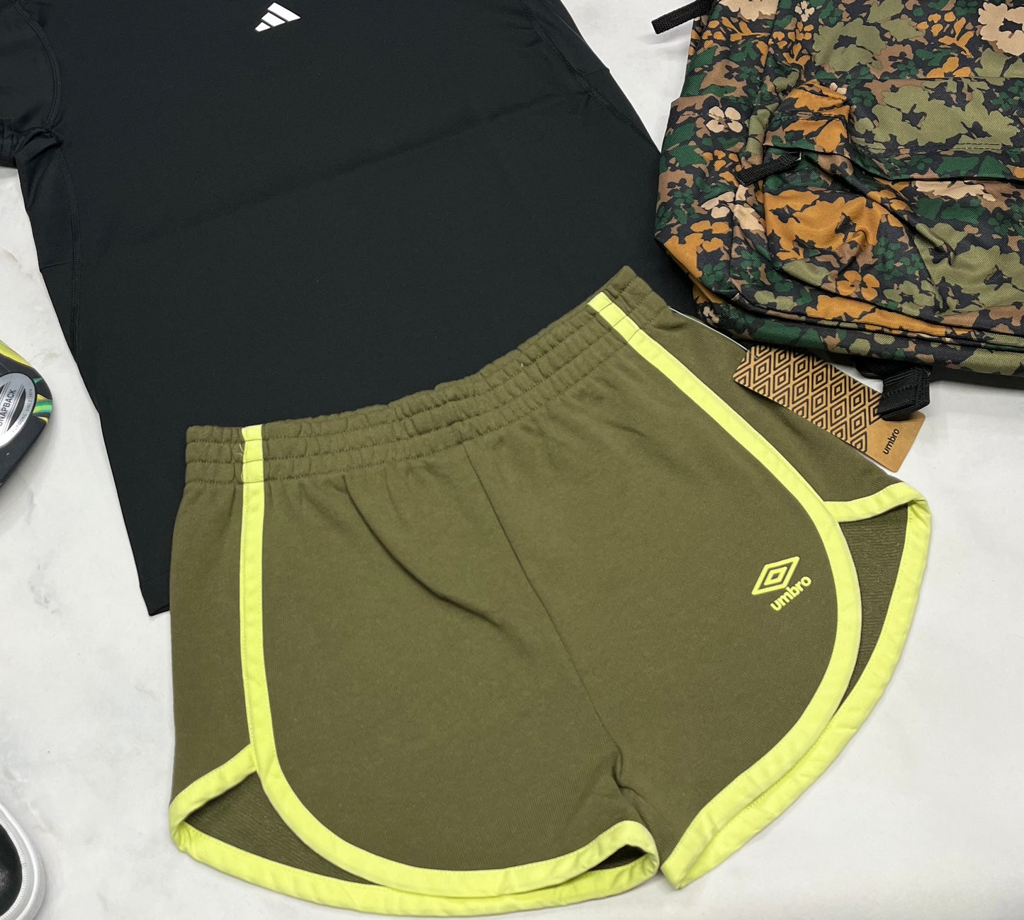 🌴 Short ouaté : kaki Umbro + 12 ans fille neuve .