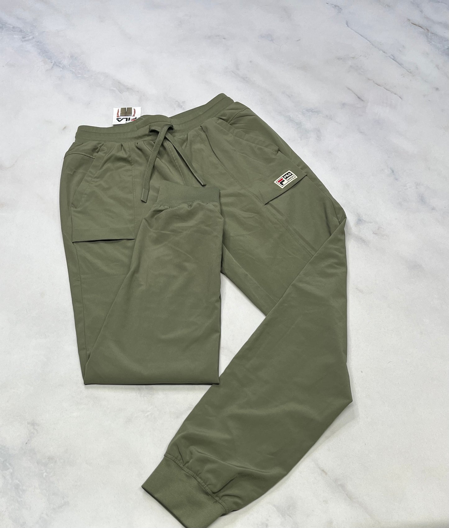 Jogger FILA : Kaki 10-12 ans fille . Tissu qui ne décolore pas ( intérieur en tissu coton doux souple ).