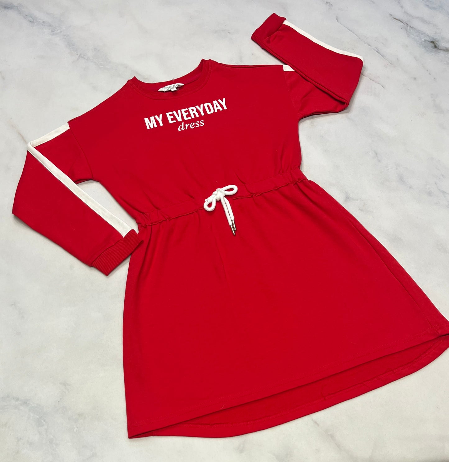 Robe : En ouaté On s’en fout des garçons 10 ans fille neuve . Pas porté.