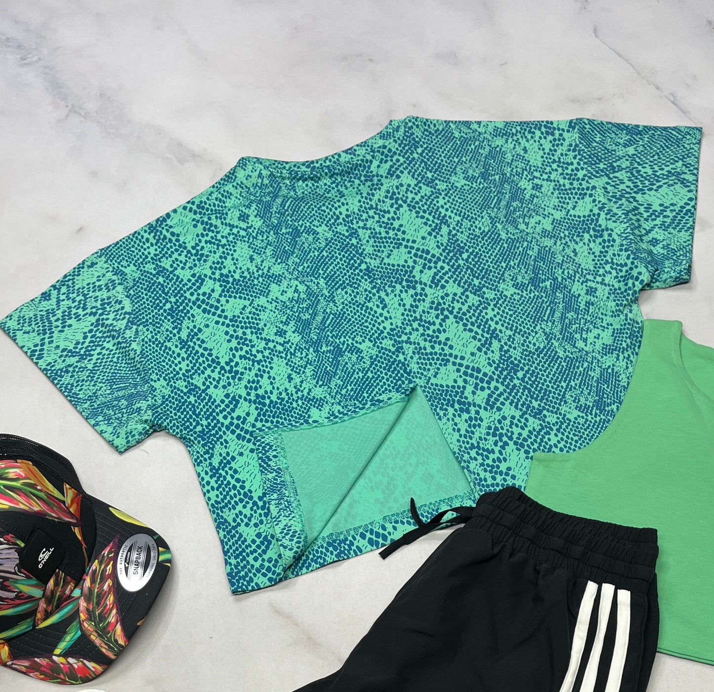 🌴 Manche courte : Adidas tissu de sport stretch , mi hanche , 7-8 ans fille neuf ! . Dos avec fente au bas. Superbe !