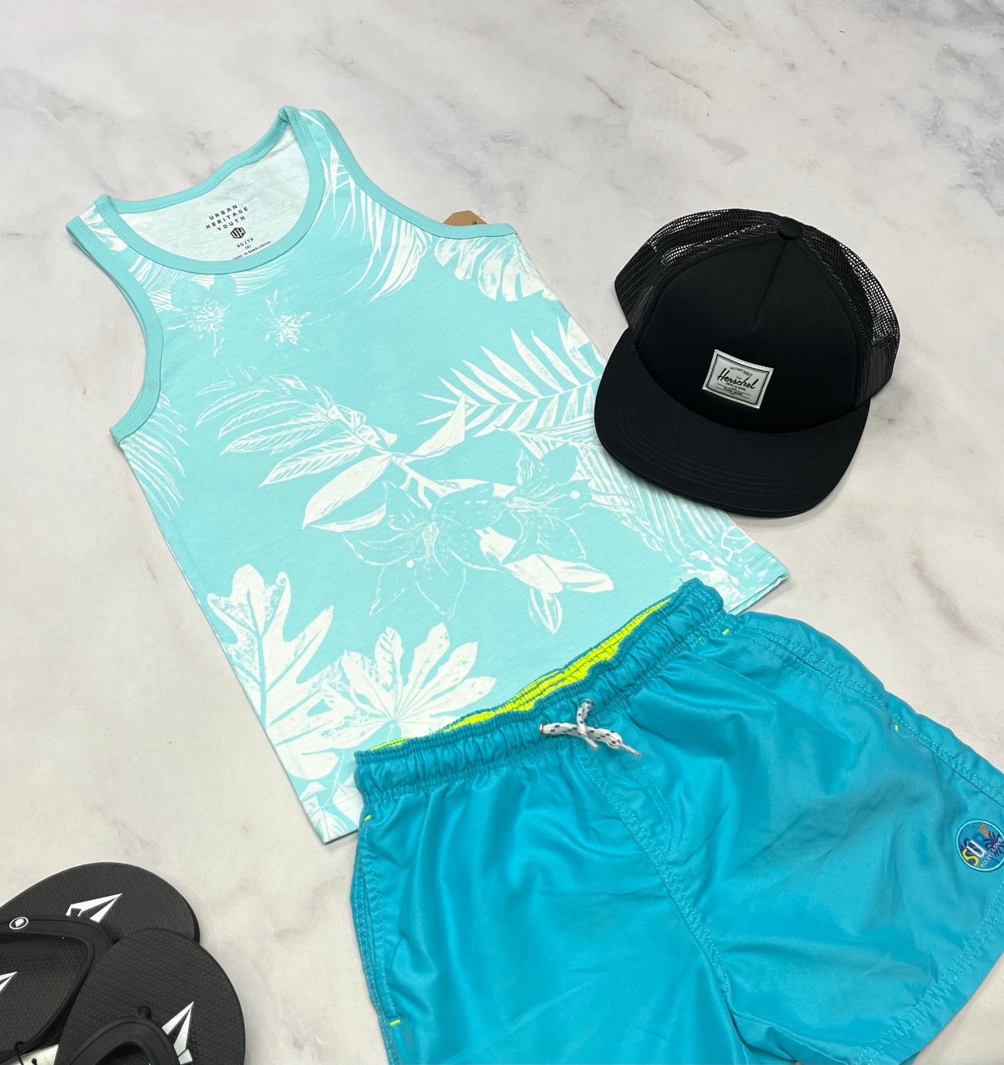 🌴 Camisole : 6 ans garçon neuve .