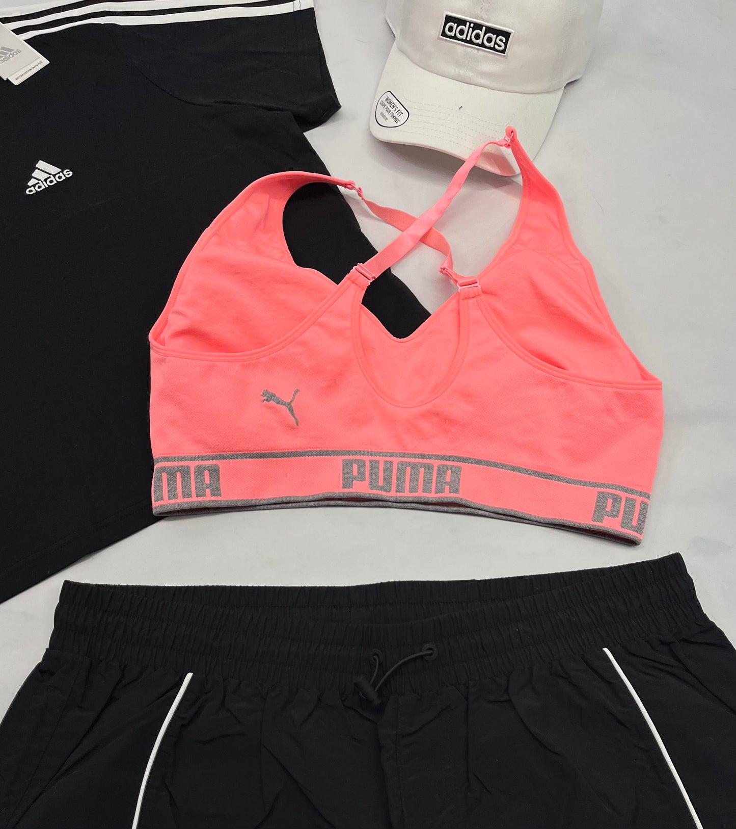 đ€© Top : sport Puma corail ( bretelles ajustables et pad amovible ). Ătat neuf !