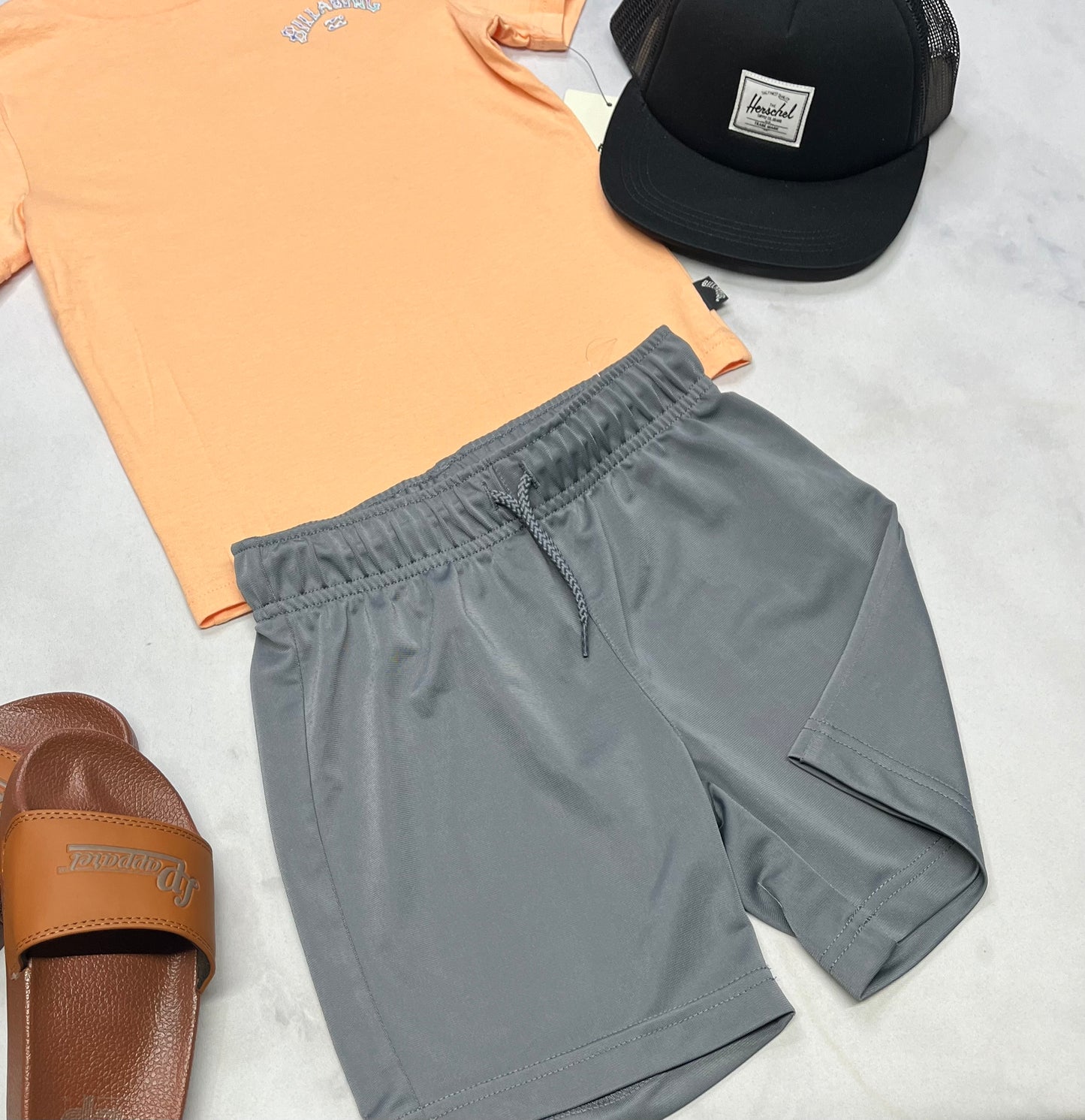 đ” Short : grise en tissu de sport 4 ans garçon neuve .