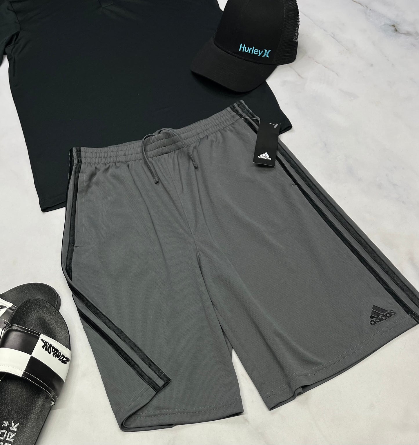 🤩Bermuda Adidas : tissu de sport charcoal 18-20 ans ado garçons neuf !