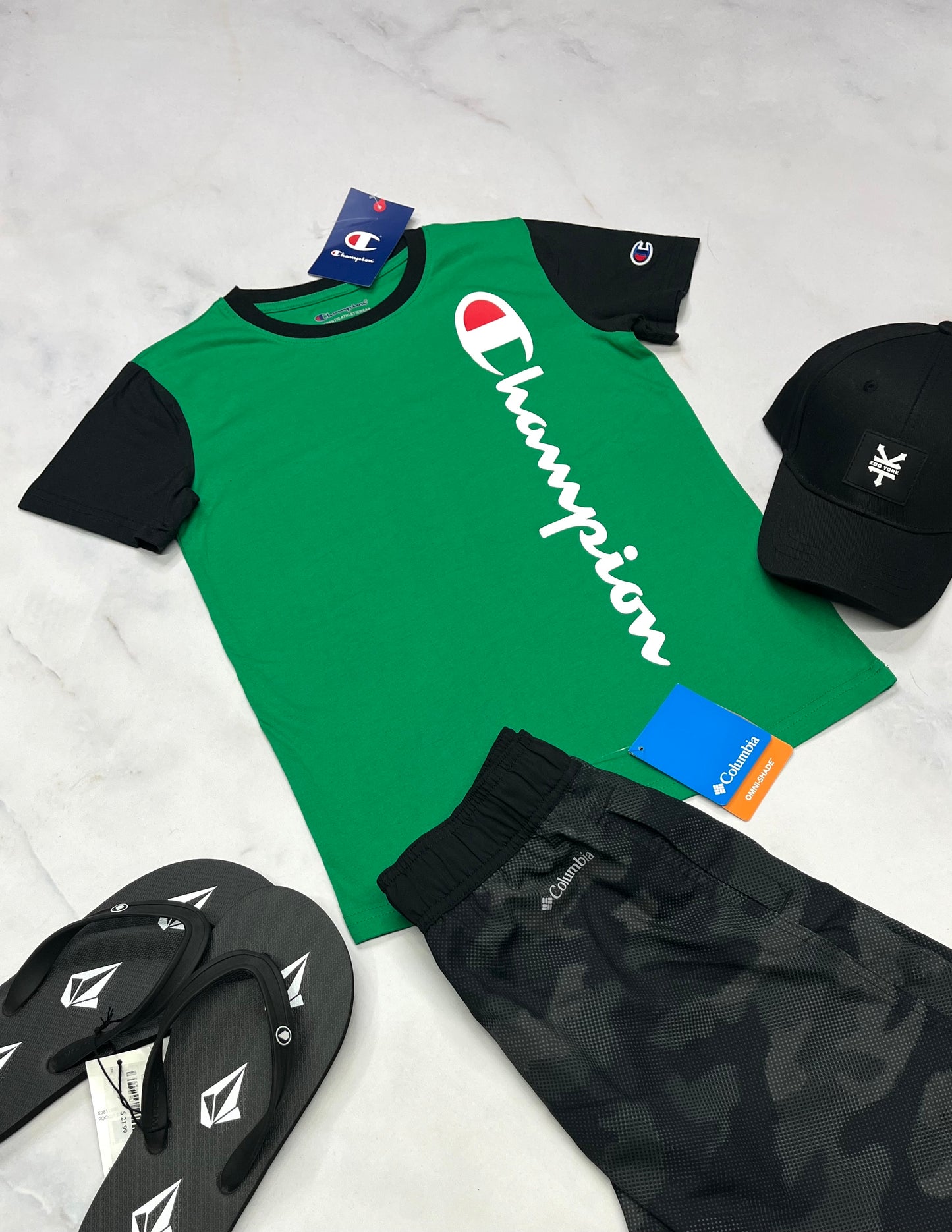 🤩 T-Shirt : Champion neuf ! 1x fait 7-8 ans et 1x fait 10 ans garçon .