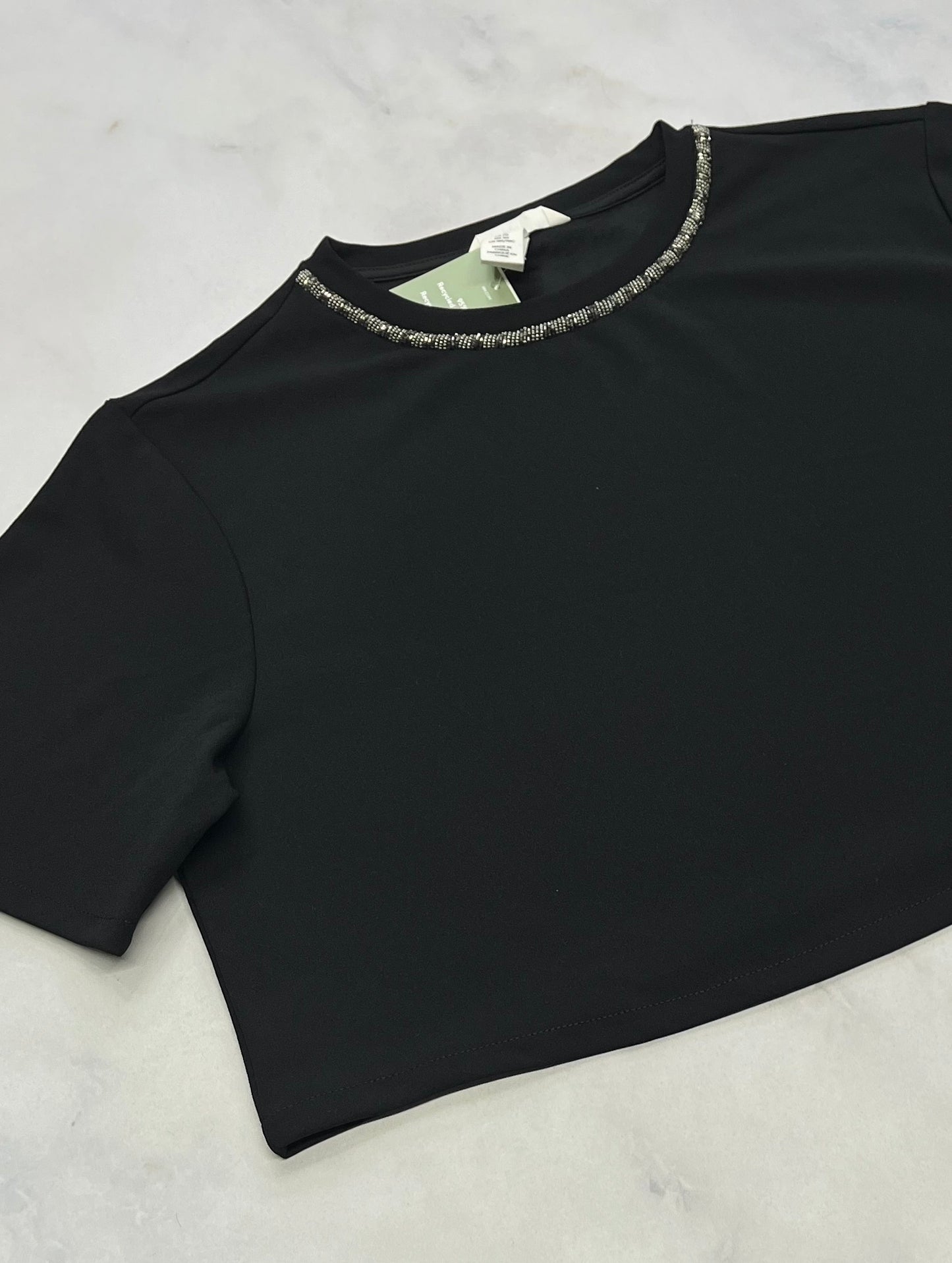 Haut tissu chic écourté ! Beau détail perlé au col. Look écourté . Superbe en superposition d’une robe sans manche par exemple . Fait L/ femme coupe confo . Neuf!