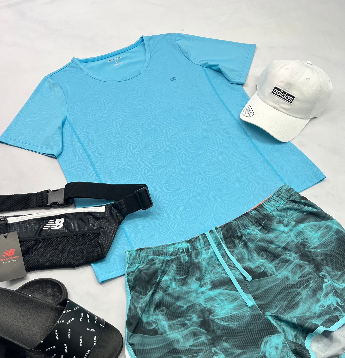 🩵 Manche courte : Champion en tissu de sport extensible ( motifs ton sur ton ) . L/ femme coupe relax comme neuf!