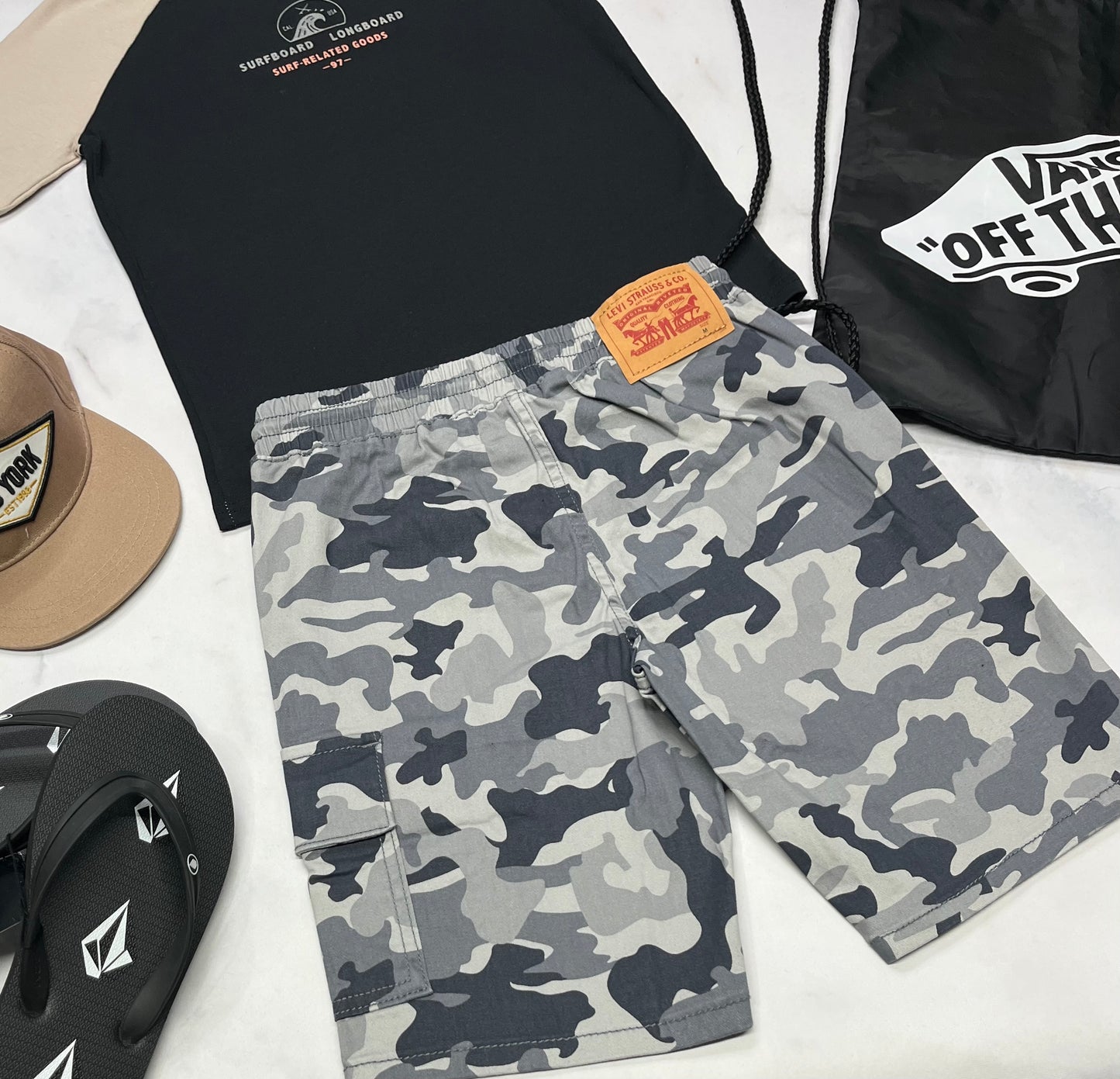 🍂 Bermuda : Levis mou confo . Logo au dos . 8 ans garçon.neuf !