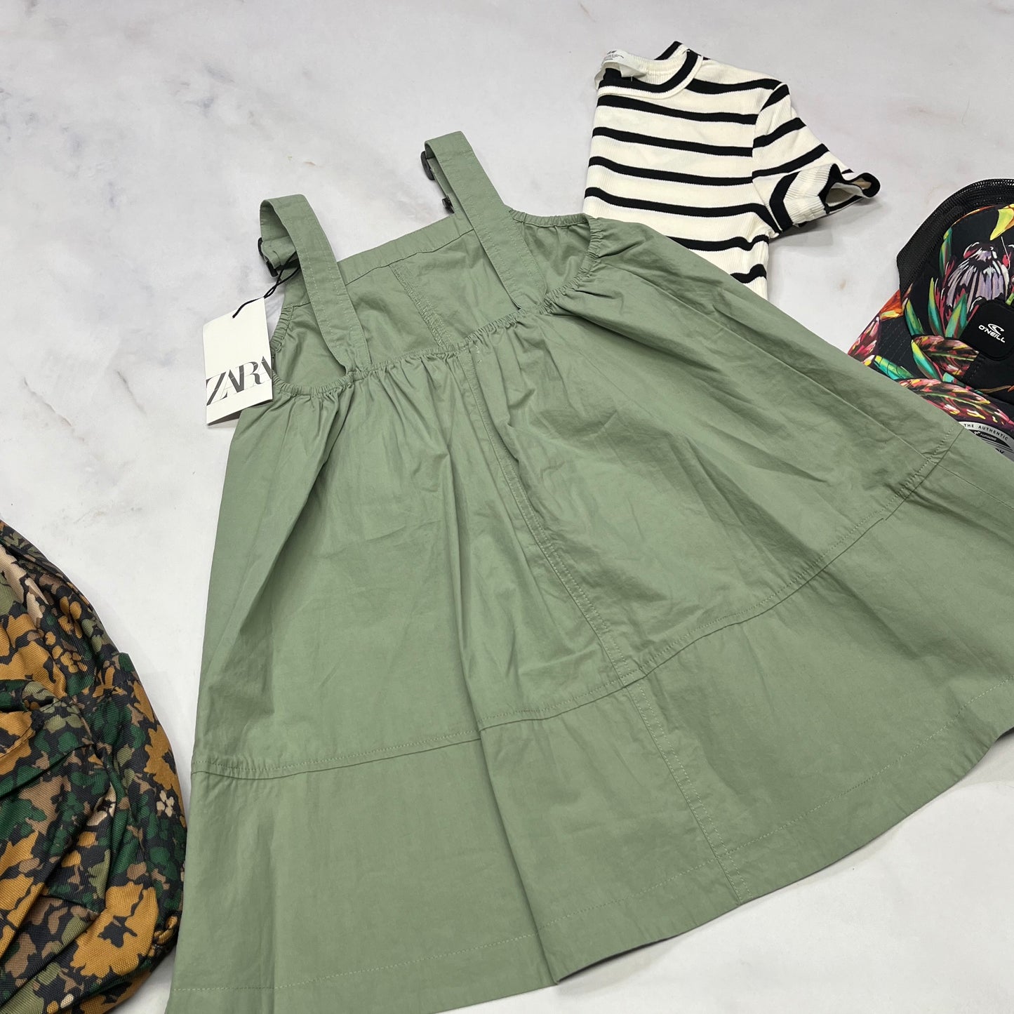 🍃 Robe cargo : ZARA dos avec bande élastique/ bretelles ajustable neuve . 6 ans fille neuve .