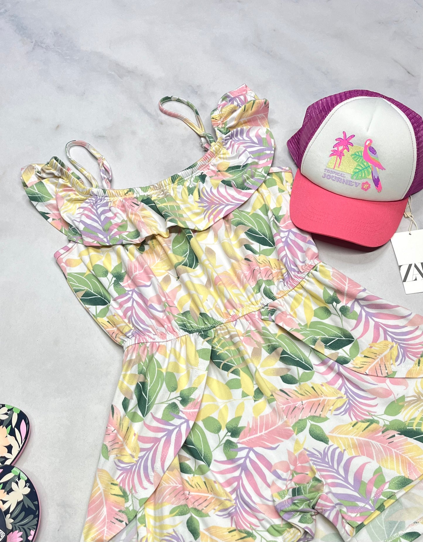 🌿 1 pièce : short soft stretch ( bretelles ajustable ) effet d’une robe au dos . 10-12 (10 ans confo ) comme neuf !
