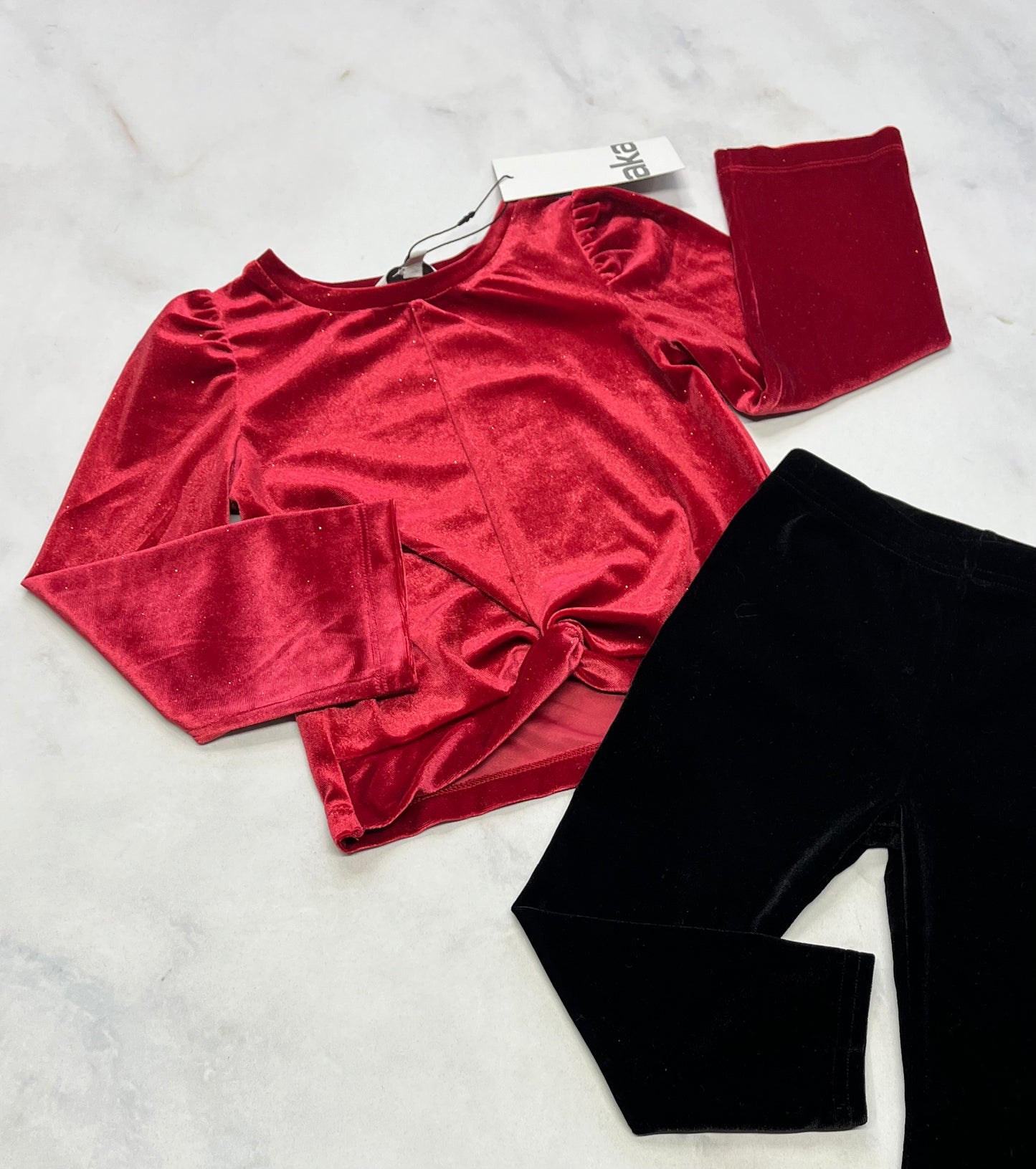 Duo : Manche longue rouge en velour brillant de partout neuf! Fait 3ans + Leg. en velour noir doux neuf ! 3 ans