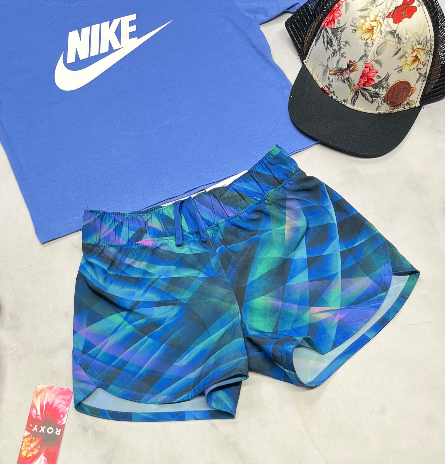 🤩 Short : en tissu de sport légère . Sous culotte stretch intégré . 6x fille neuve .