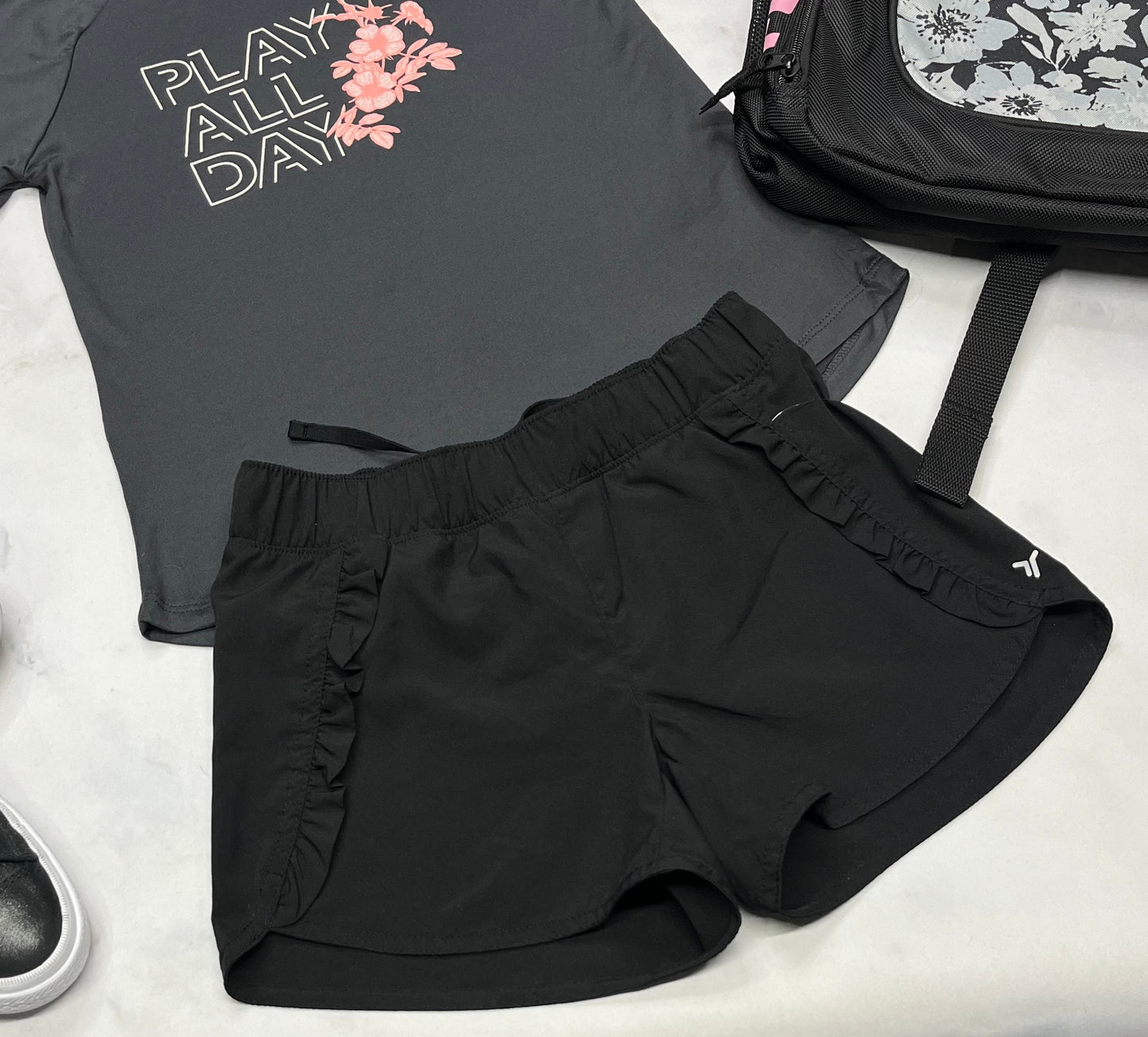 đ€©Short : en tissu de sport lĂ©ger avec sous culotte stretch intĂ©grĂ© . 8 ans fille neuve .