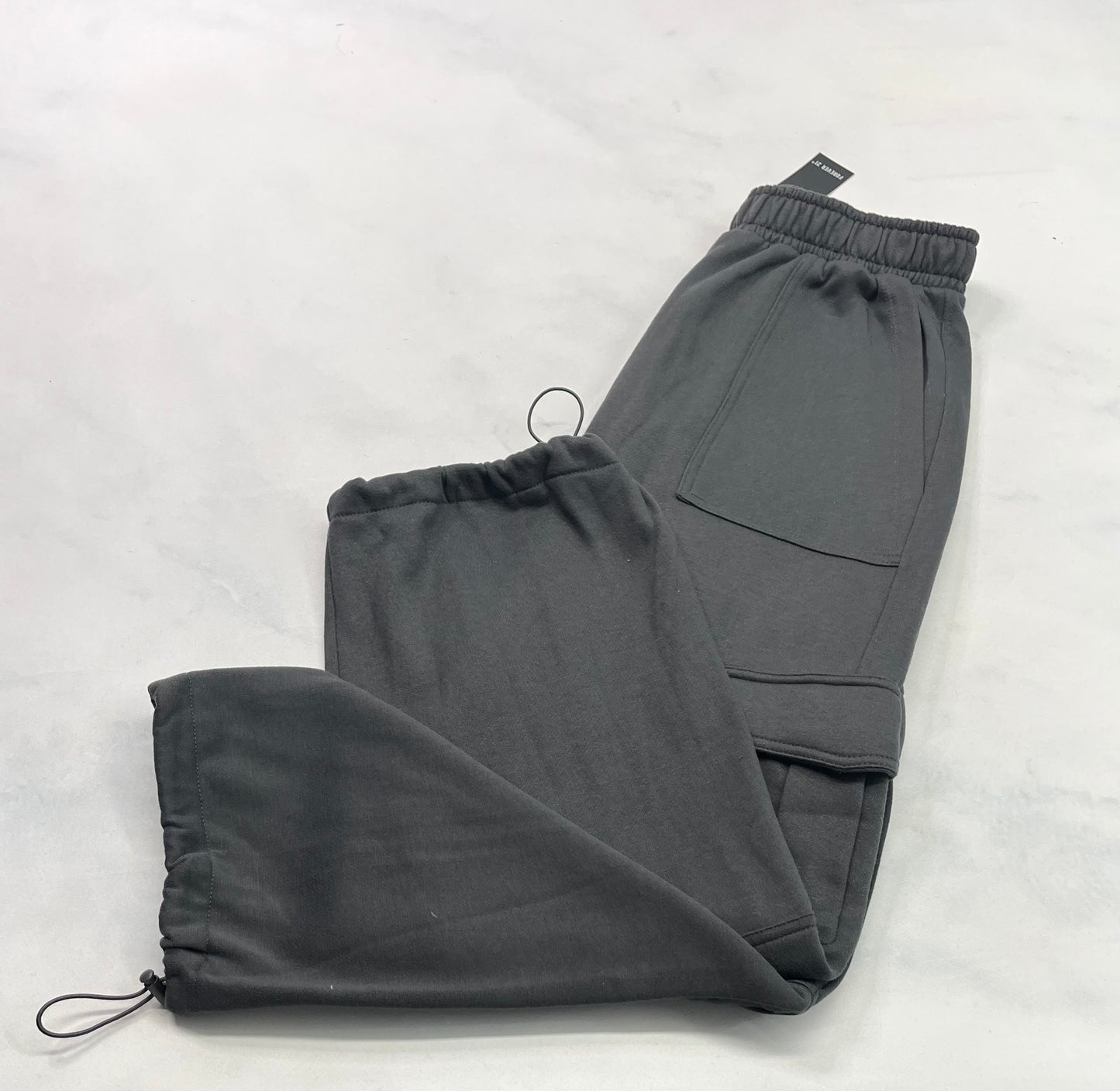 Jog. Forerver 21: Cargo en ouaté charcoal neuf ! Taille haute . Fait M/ femme jambe lousse tendance . Ajustable au bas .