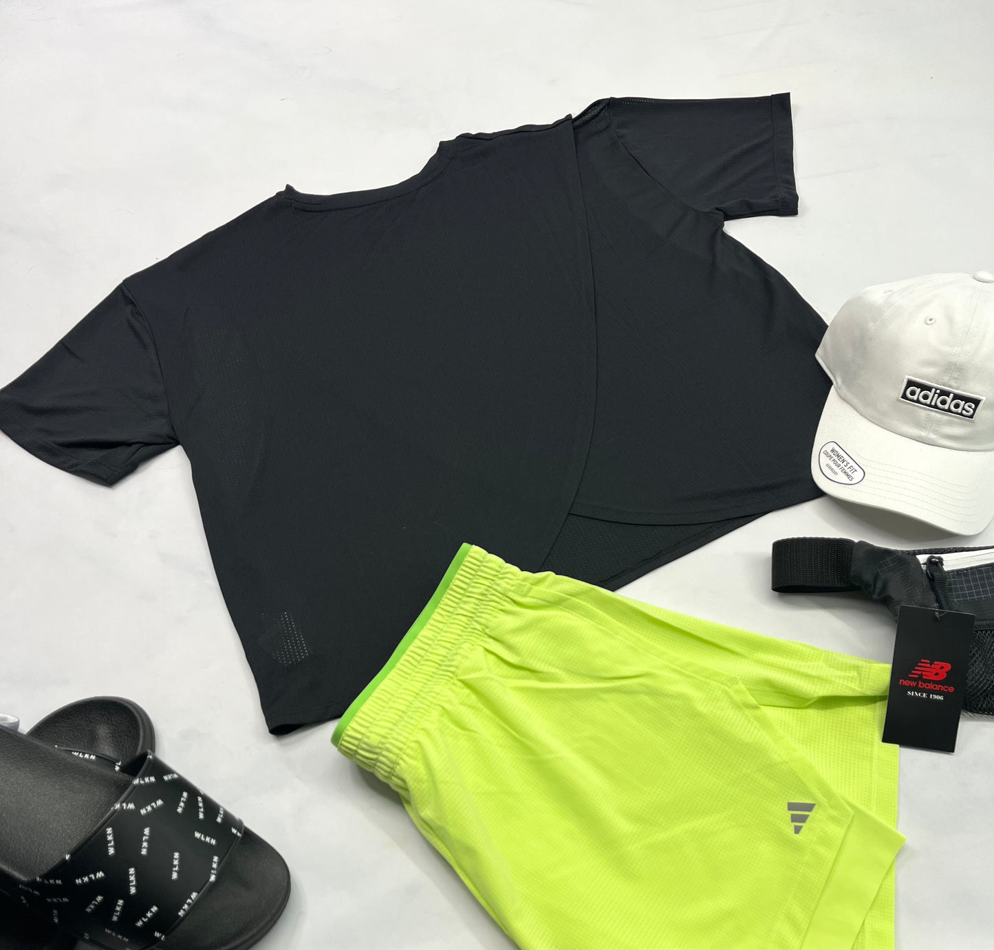 🌴Solde , Manche courte : New Balance mi hanche en tissu de sport léger L/ ample femme . Dos qui croise au bas superbe! Neuf mais 2 mini point de mailles . Ultra léger .