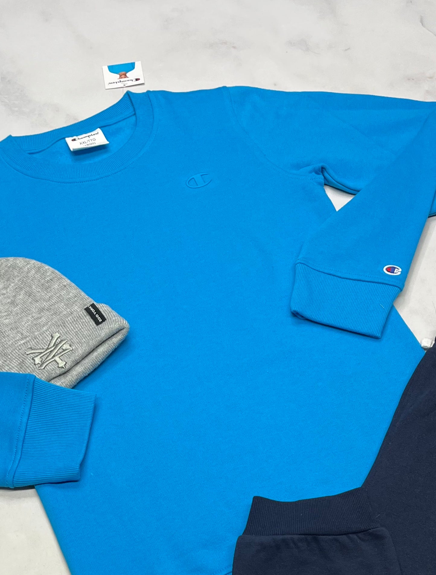 ❄️ Ouaté Champion : logo brodé ton sur ton au devant . Neuf! Fait 16-18 ans garçon .