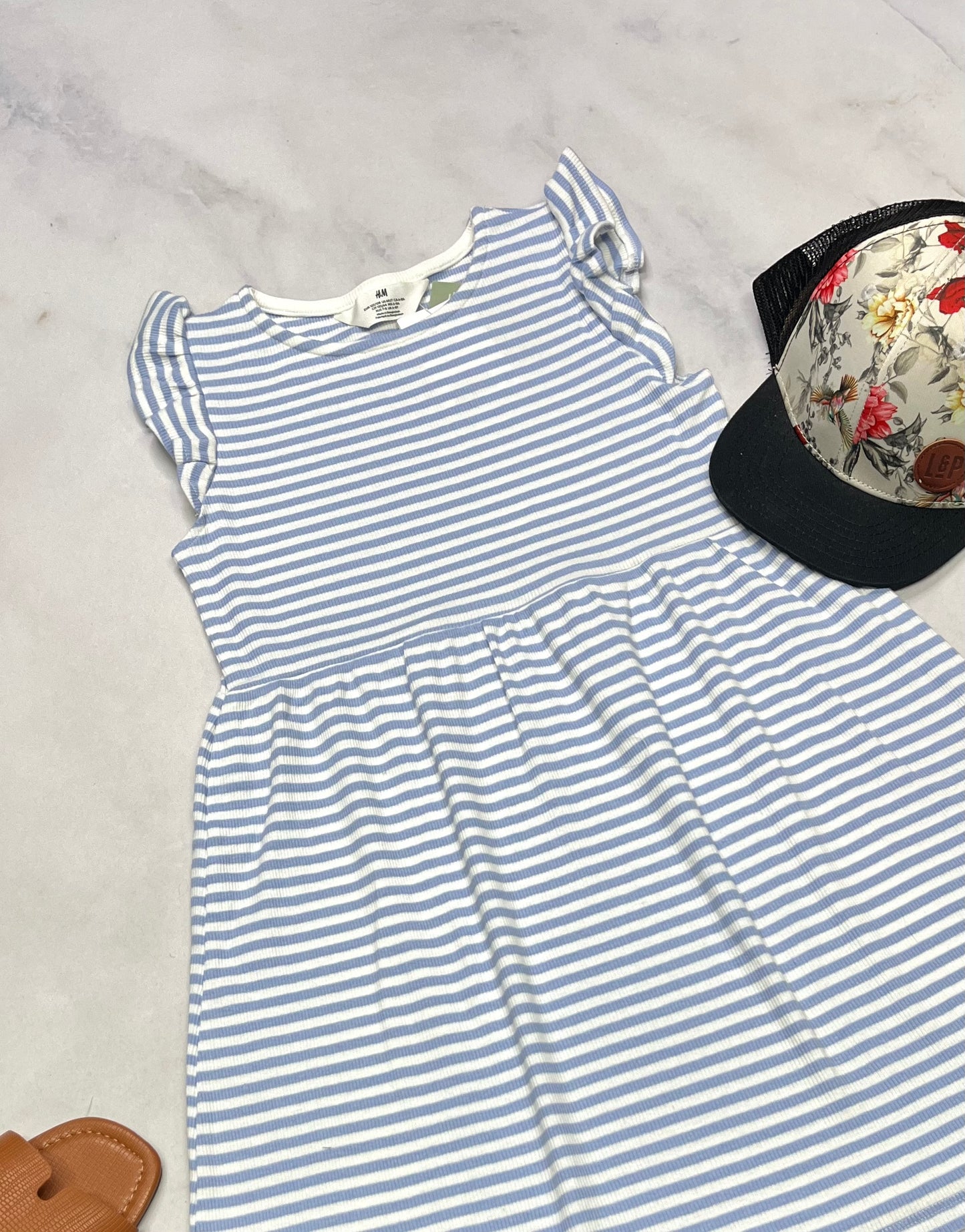💙 Robe rayé : tissu texturé sort stretch neuve . Beaux détails aux manches . Gr : 6-8(7 ans ) fille neuve .