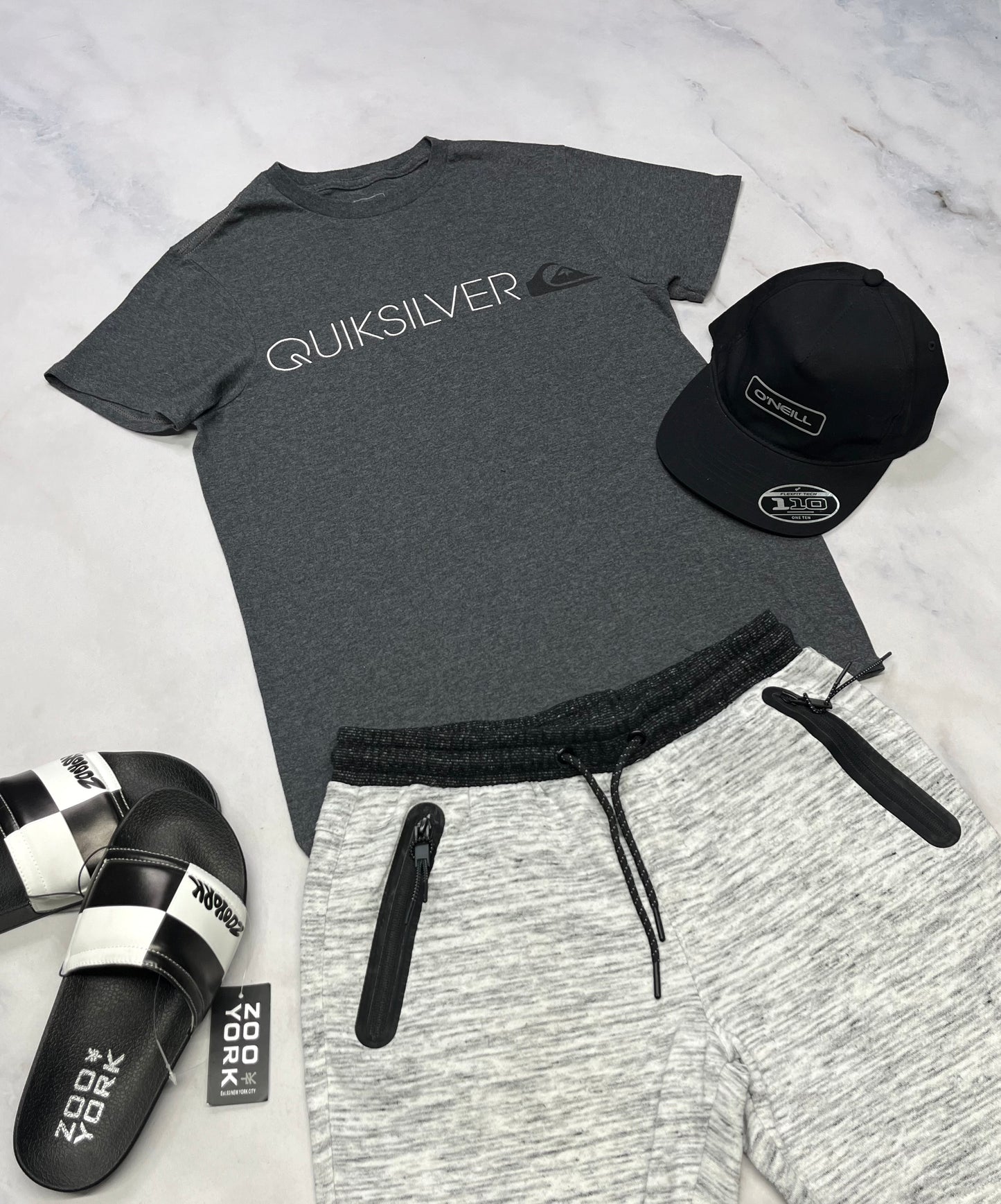 🩵 Solde T-Shirt: Quiksilver soft usagé imparfait : mini micro craquelure dans le logo très léger et mini bout de couture au bas à l’arrière décousu . Fait 14 ans garçon.