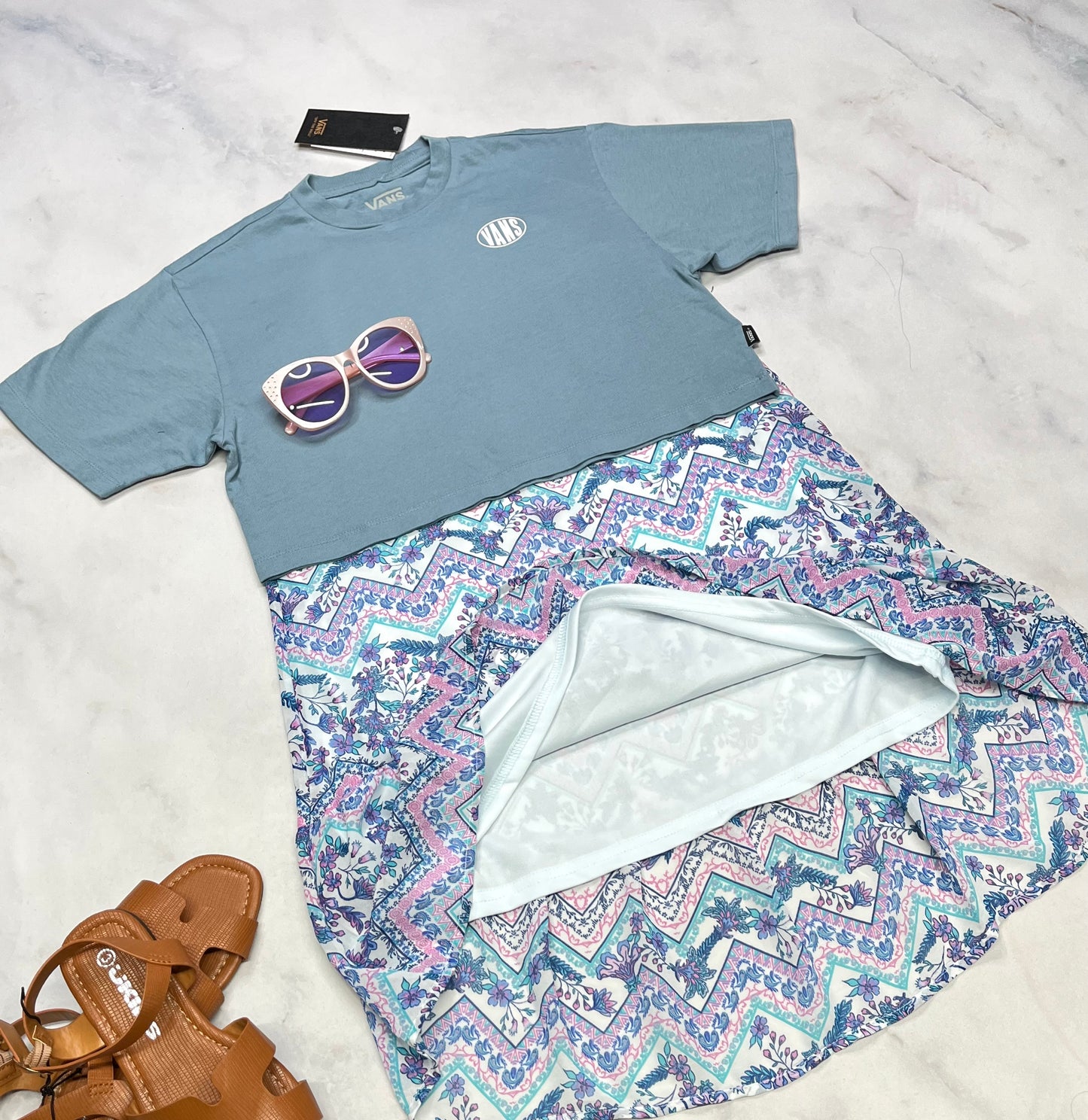 🌴 Robe : tissu qui ne décolore pas ( doublure stretch intégré) bretelles ajustable neuve . Look un peu plus long au derrière . 7-8 ans fille neuve .