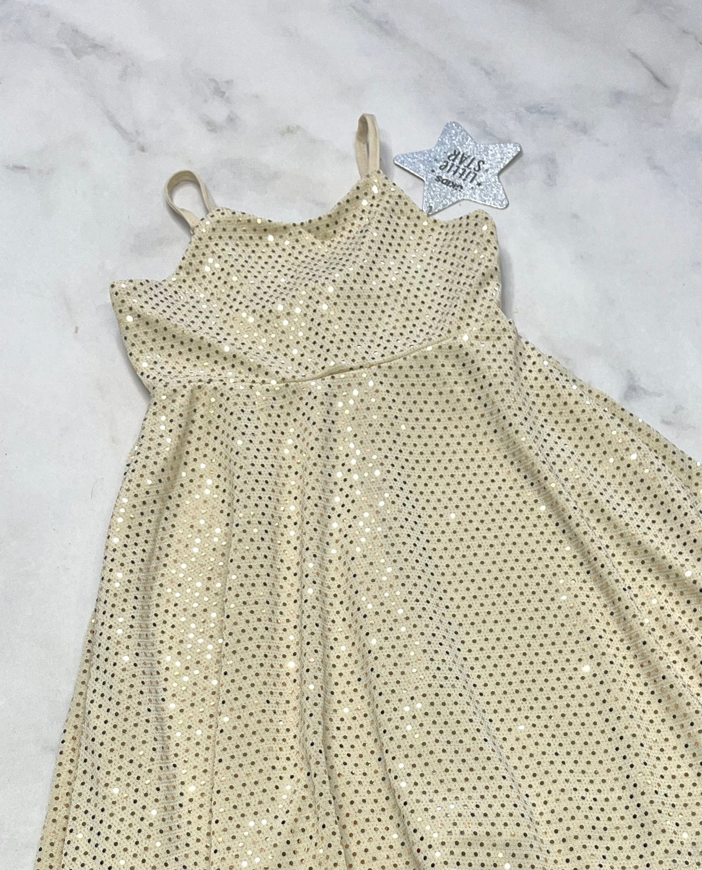 Robe : Little Star Or brillante 5-6 fit stretch ( ou fait 5 ans confo ) stretch doublure int . Bretelles ajustable . Neuve .