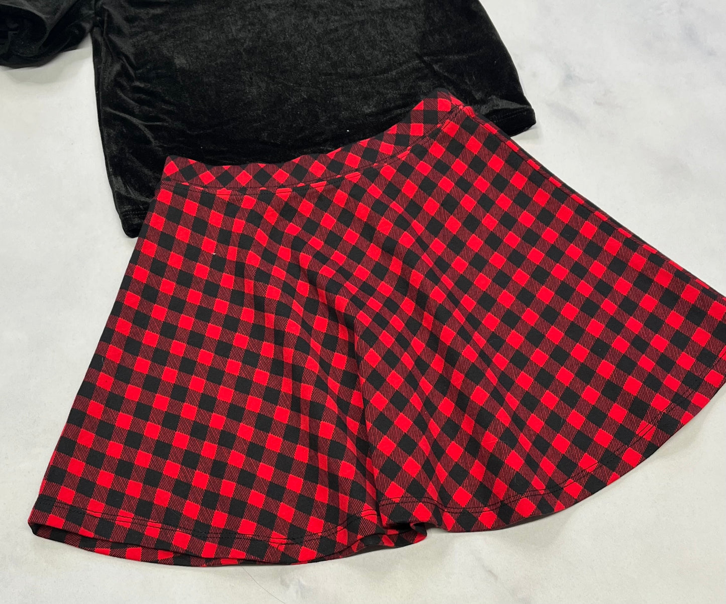 Duo 5 ans neuf! Haut en velour noir manche ballon neuf ! + jupe douce 5 ans neuve .