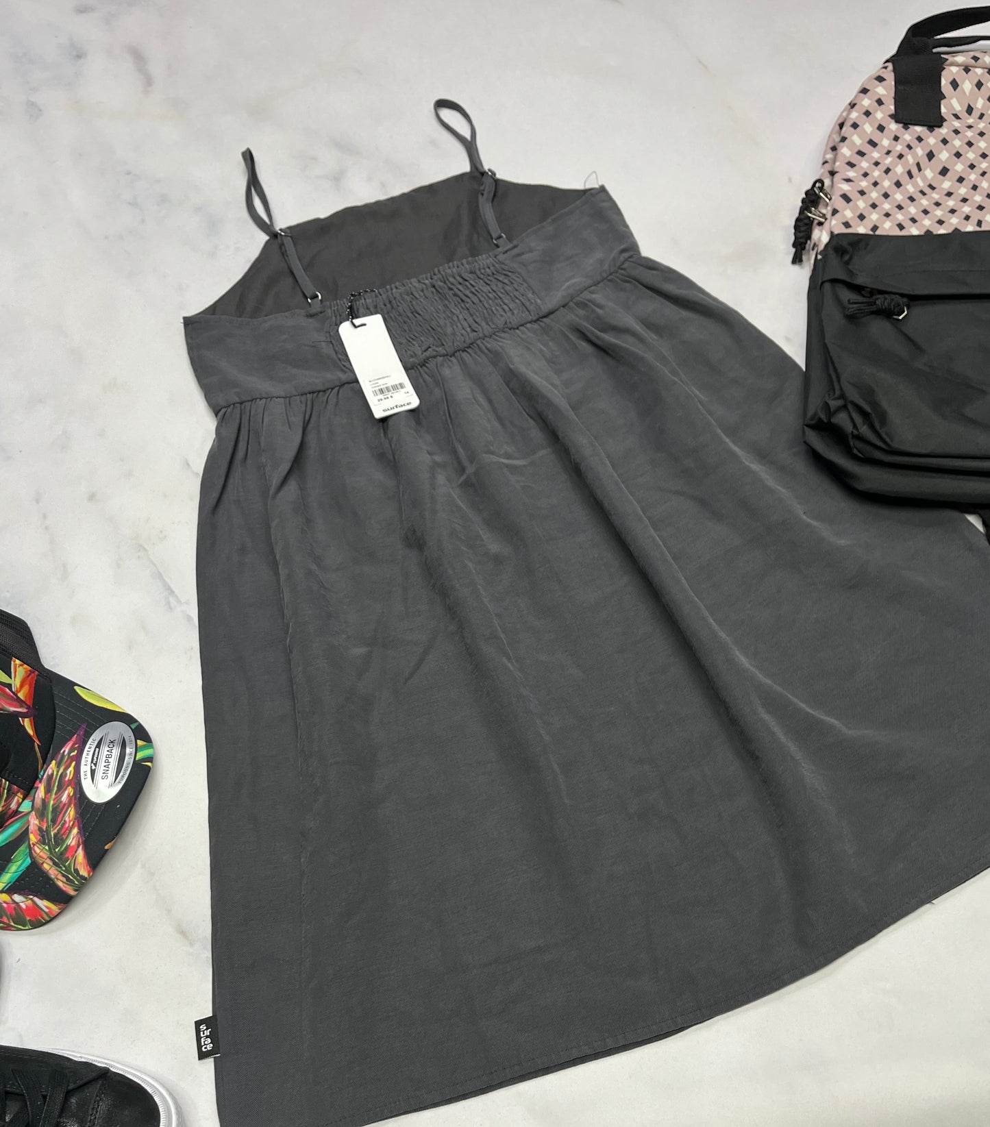 🌿Robe : grise Surface dos stretch avec bretelles ajustable . 14(12-14 ans ) fille neuve .