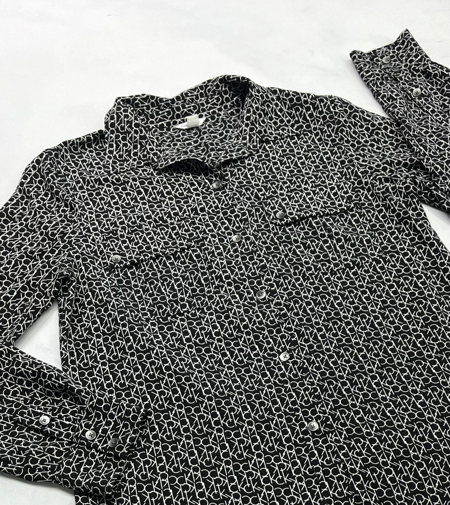 ..Calvin Klein : Chemisier tissu chic mou confo . Fait Small femme comme neuve . Inscrit Calvin Klein partout sur la chemise .