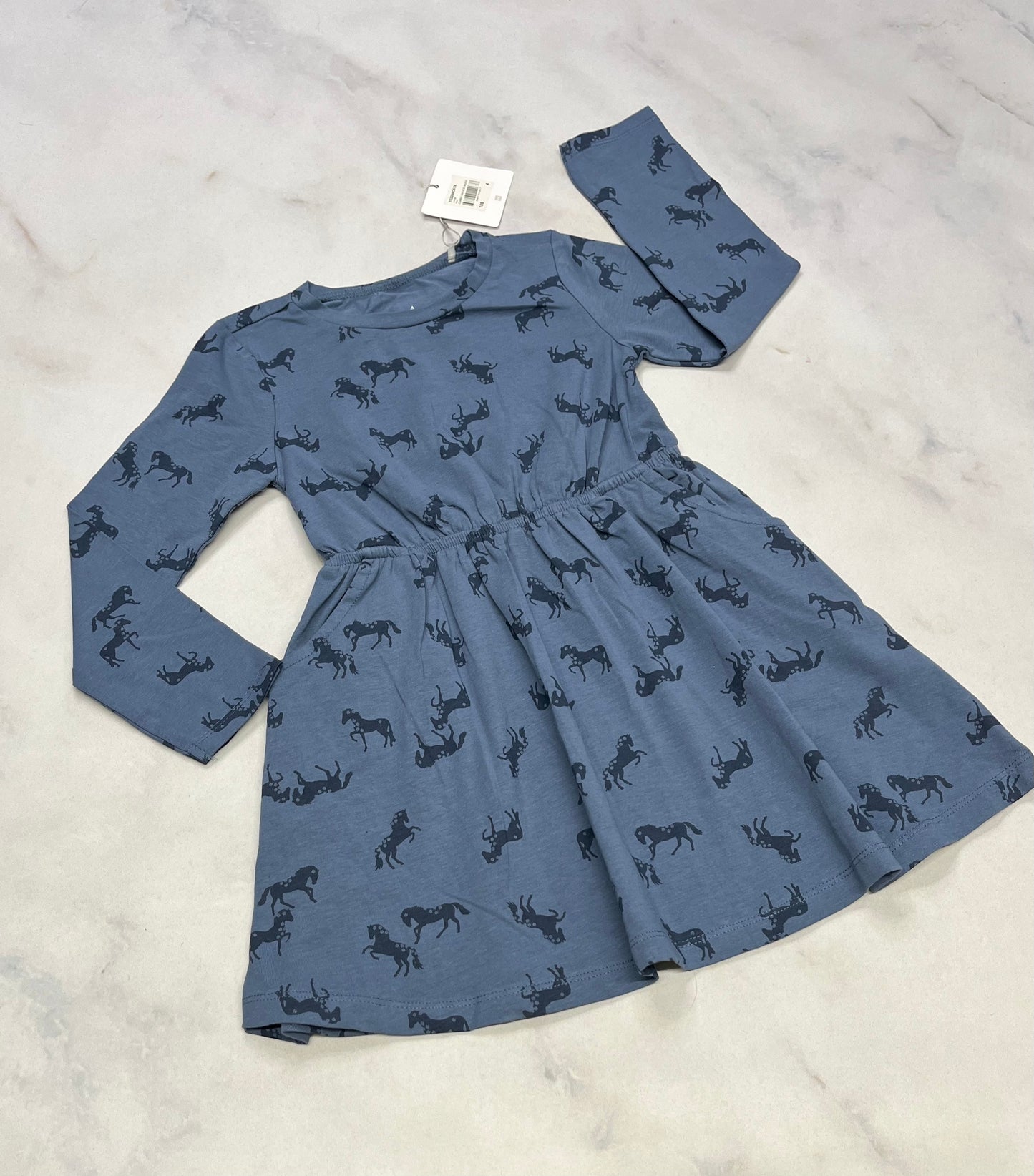 Robe : 4(3-4 ans ) neuve .