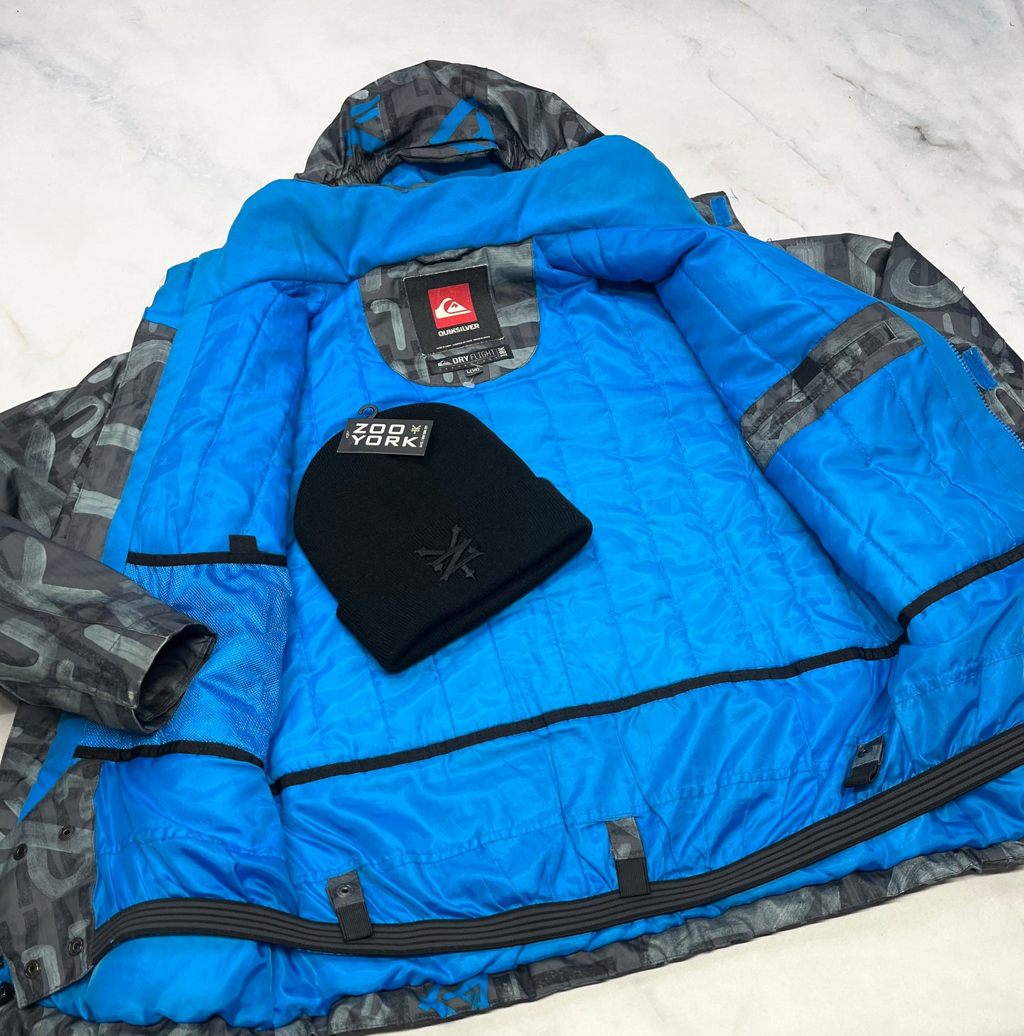 Duo Manteau d’hiver : Quiksilver souple confo : poignet ajustable ( mini usure sur un micro bout de poignet ) . sinon superbe ! + Tuque Zoo York neuve .