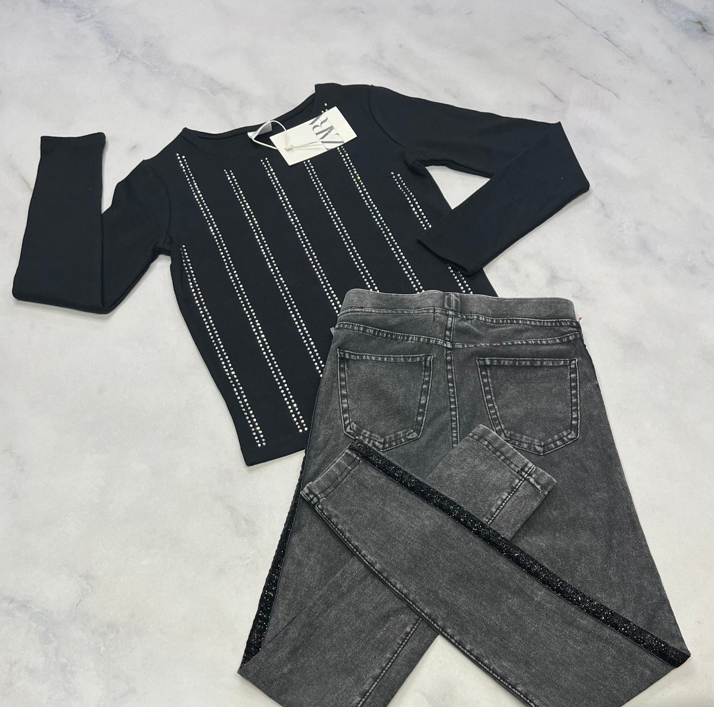 Duo . ZARA Manche longue noir en tricot fin bande brillante + 8 ans neuf + Skinny Jeg. Jeans hyper mou h&M bande en suédine brillante sur les côtés 7-8 ans comme neuf!