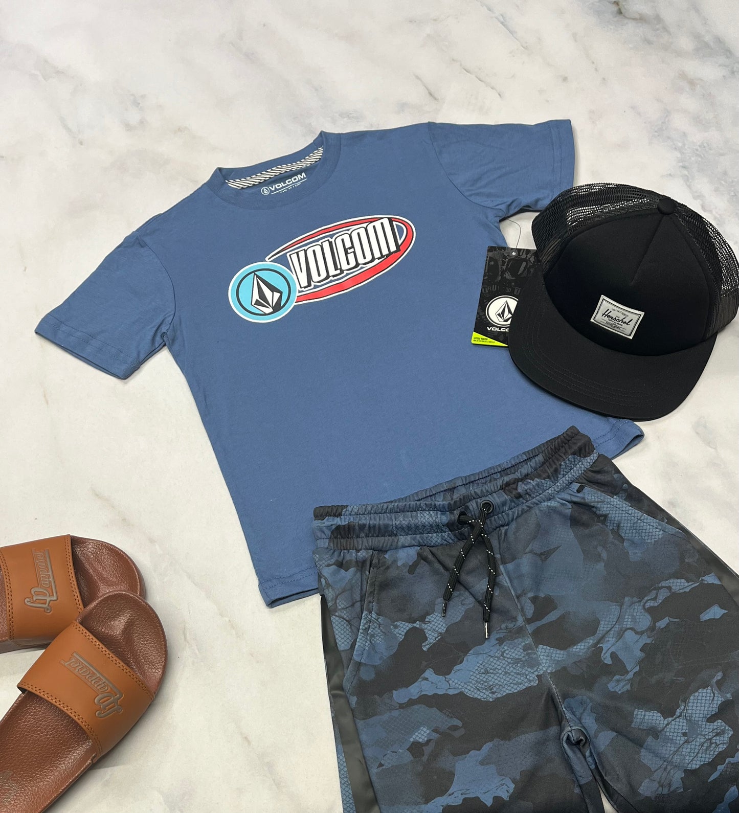 💙 Solde Volcom : manche courte 5 ans garçon neuf mais un mini ombrage flou dans le logo . !