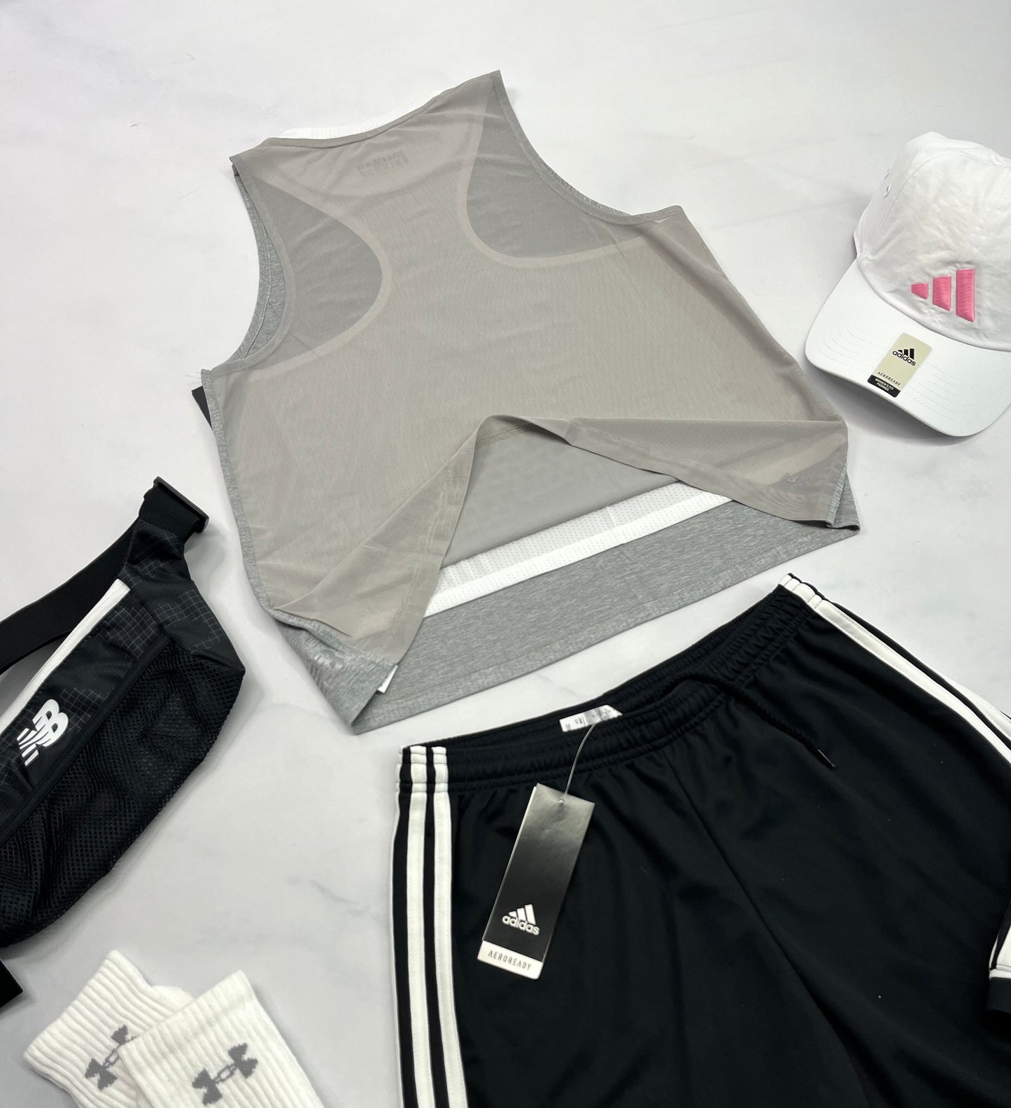 💕 Cami : New Balance look écourté avec sous doublure au devant intégrée. En tissu de sport . Le dos est semi transparent.