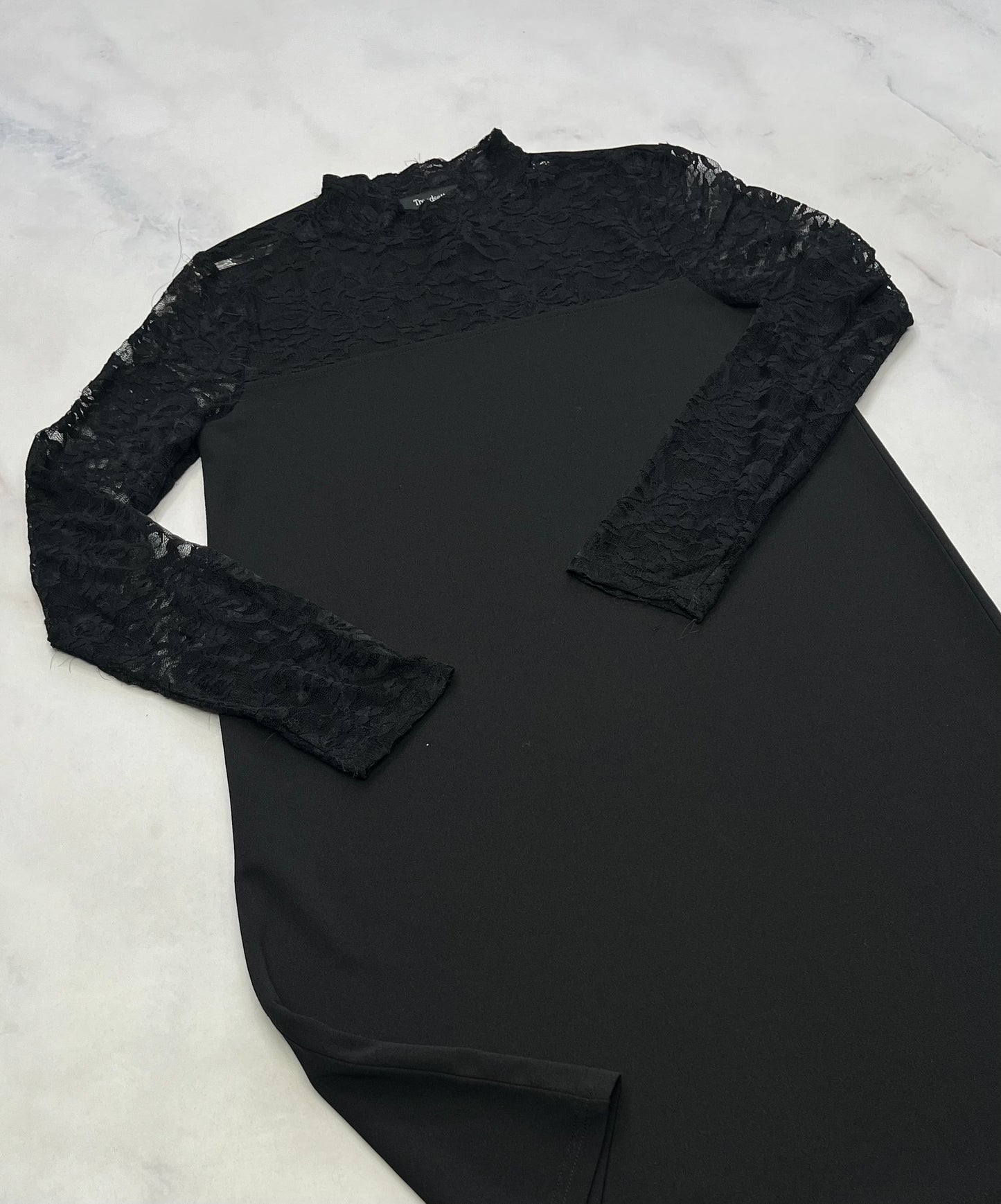 Robe : tissu chic stretch haut en dentelle stretch qui laisse entrevoir . Fait Small(3-4 ans femme ) comme neuve .