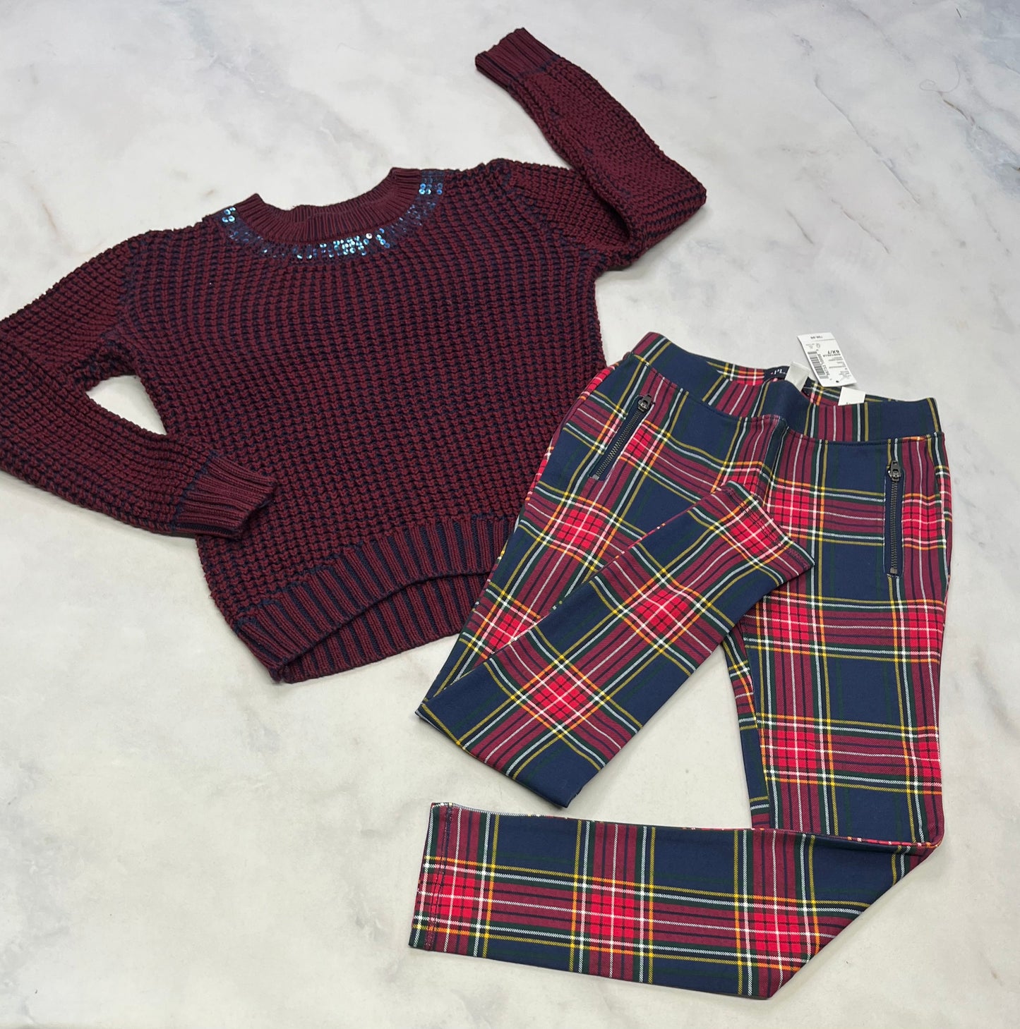 Duo : Tricot 2 tons ligne de col brillant comme neuf fait 7 ans . + Jegging neuf! Zips aux poches 6X-7 ans neuf!