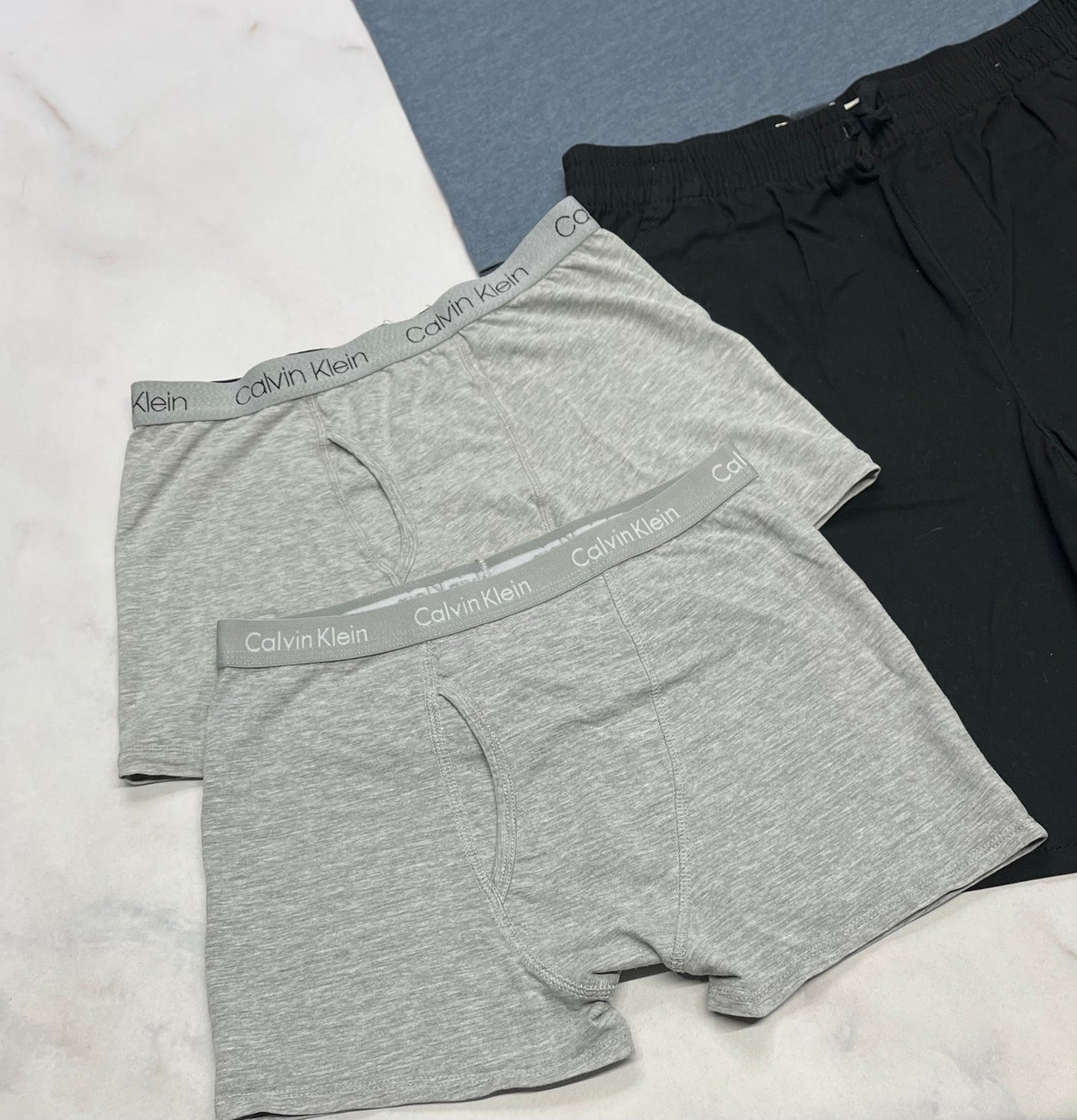 💙 2x boxers : Calvin Klein usagé comme neuf ! Fait 14-16 ans garçon .