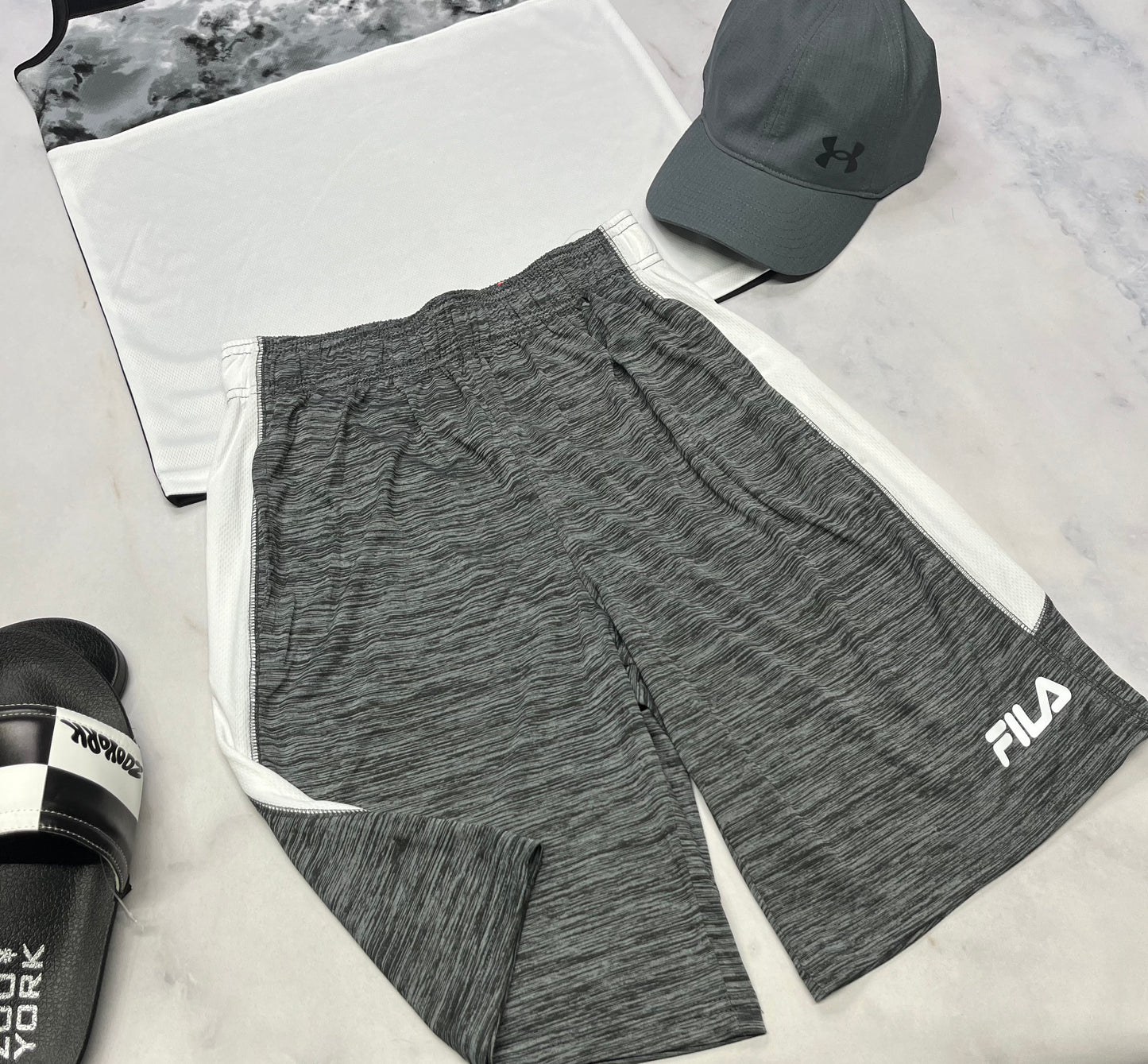 💫Solde , Bermuda : Fila en tissu de sport neuf mais mini ombrages ultra flou sur une bande blanche . 14-16 ans garçon .