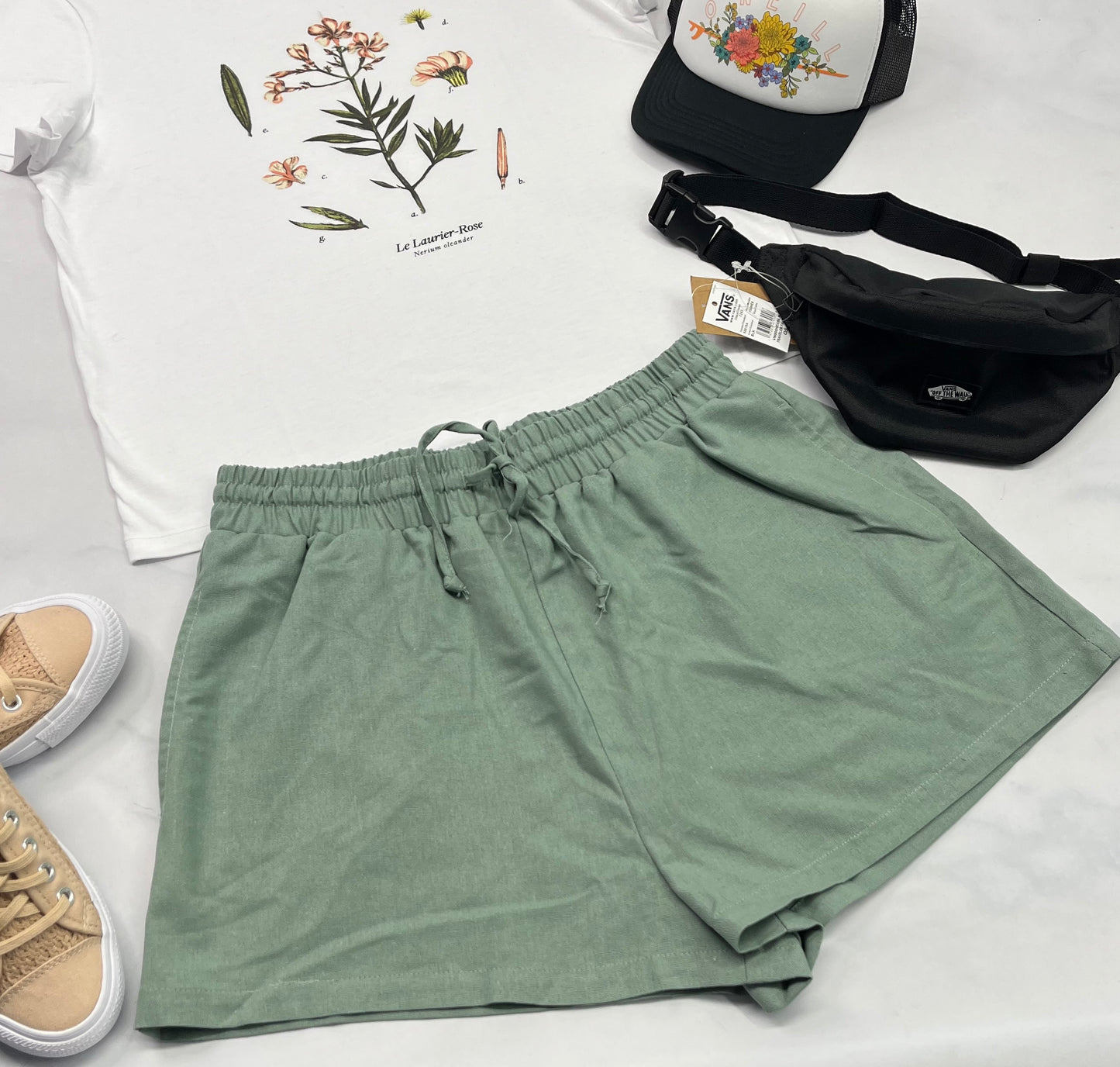 🌿 Short : verte look lin souple . Taille élastique fait M/ femme . Neuve!