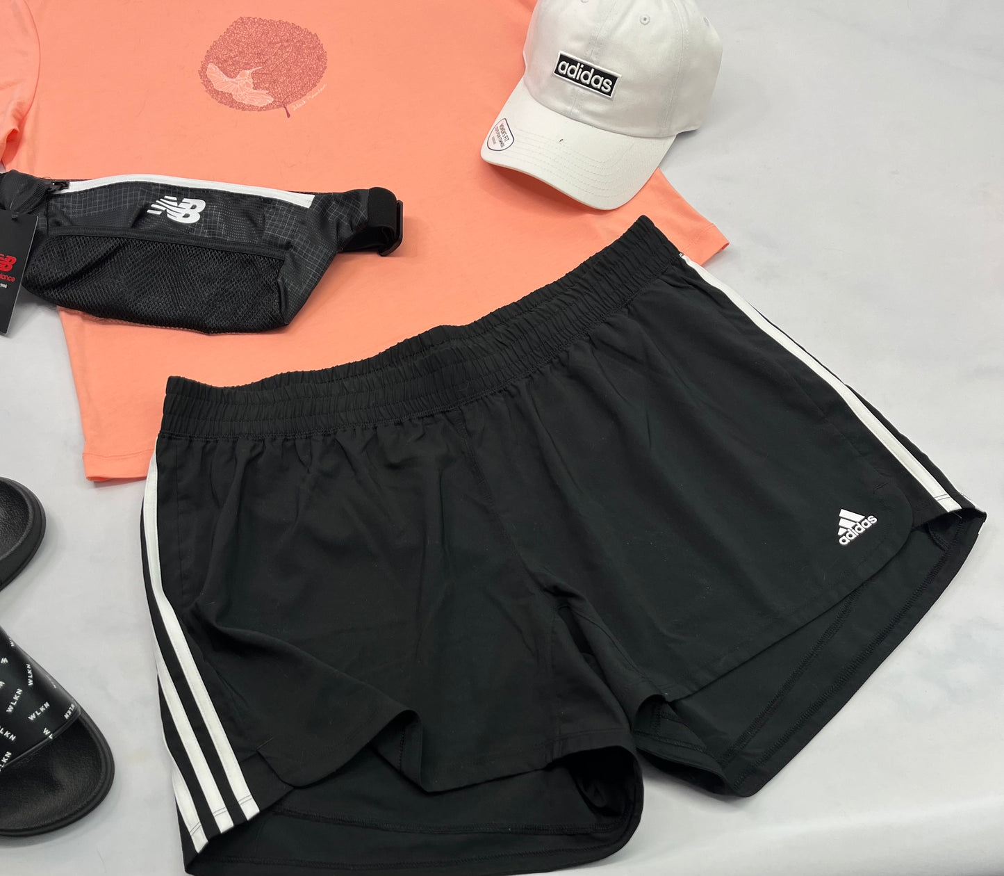 😍 Short : Adidas en tissu de sport léger . Qui sèche rapidement . XXL/ femme neuve .