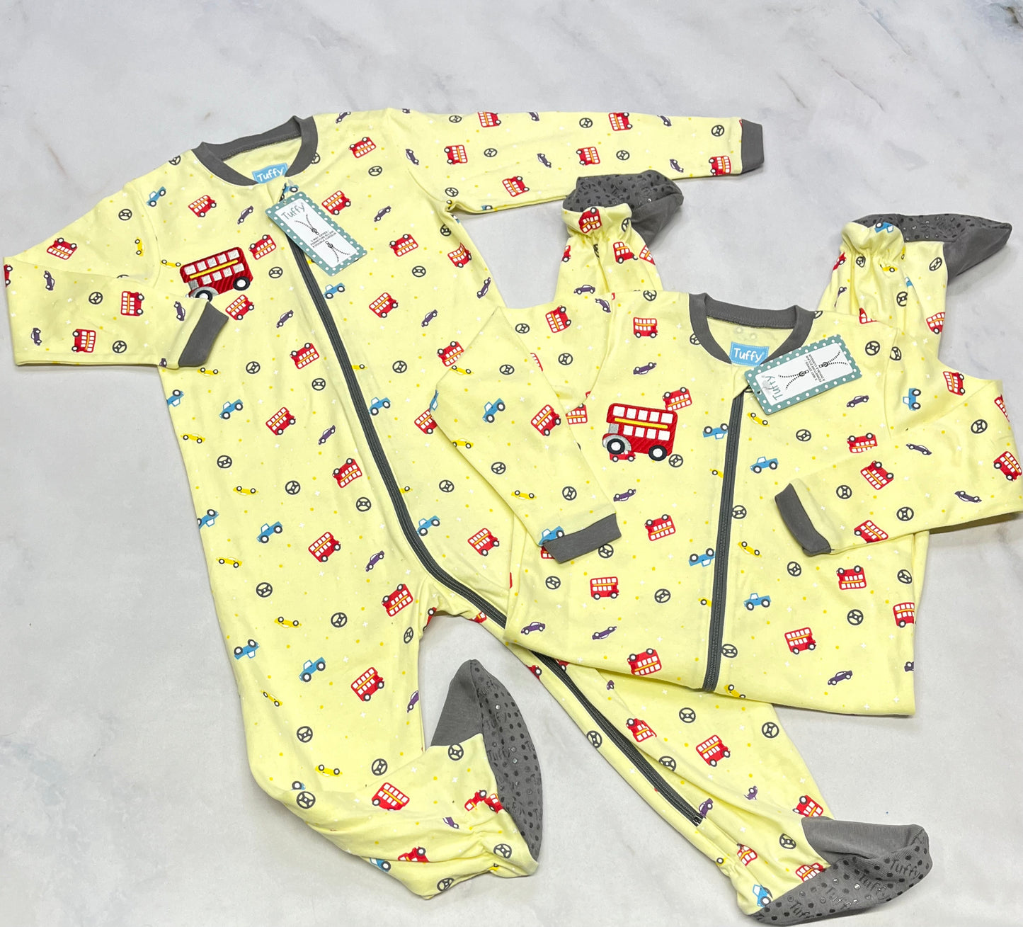 đđ Duo pyjama : 2X pyjama 24 mois bĂ©bĂ© Kirkland neuf !
