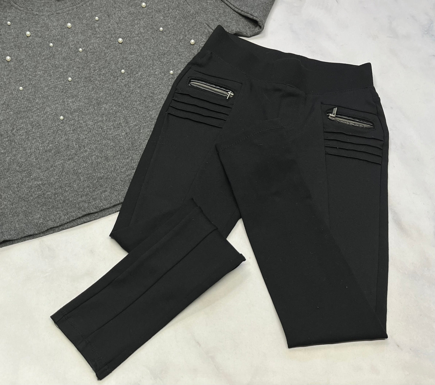 Duo : ZARA tricot doux avec perles 12-13 ans manche ballon neuf + Skinny Jeg. Stretch . Bande de cuir autour des zips des poches . 12 ans comme neuf!