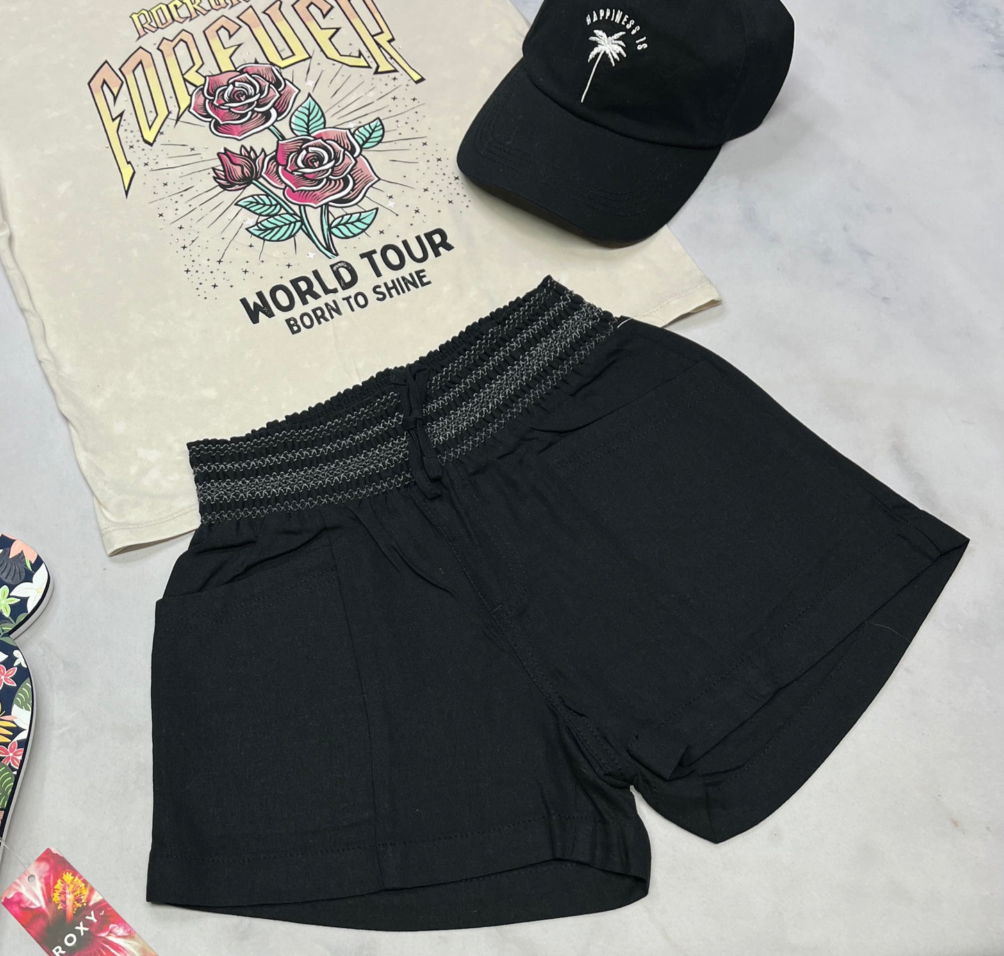 🌿 Short : taille haute look lin noir . Taille élastique . 10-12 ( peu faire 10 ans ) . Fille neuve !