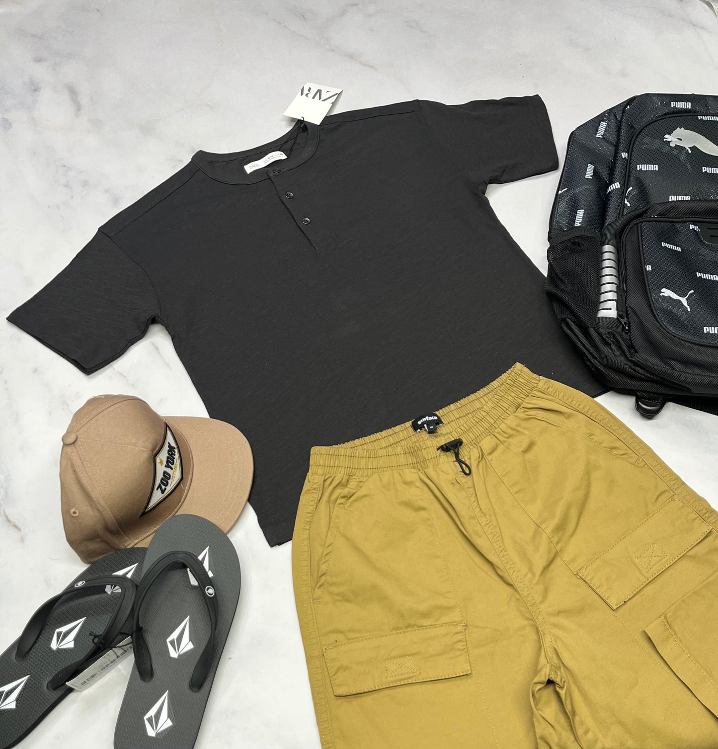 🌿 Manche courte : Zara charcoal avec 3 boutons. 9-10 ans garçon neuf !