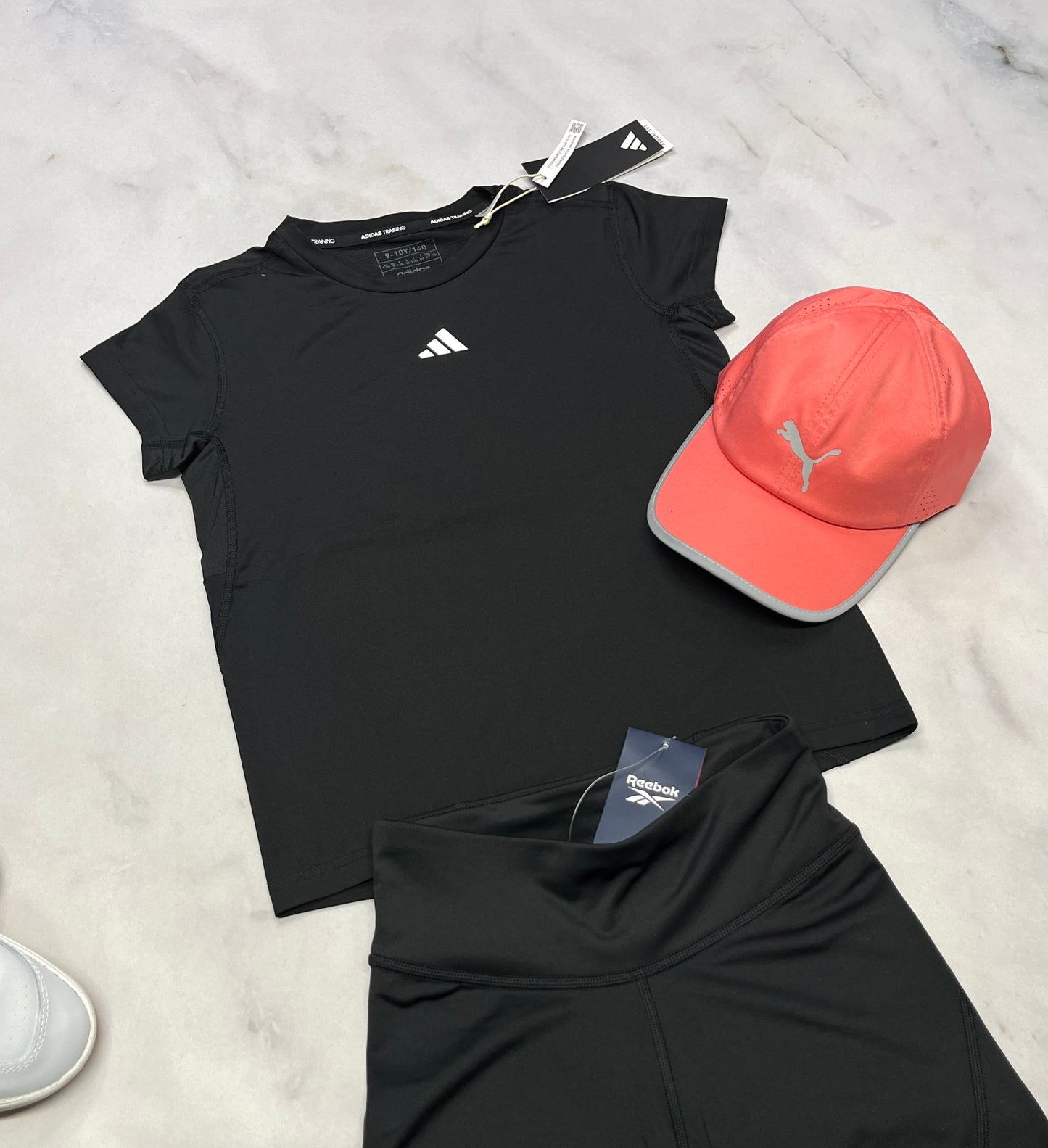 🌷 Adidas : manche courte noir tissu sport stretch 9-10 ans fille . Dos superbe .