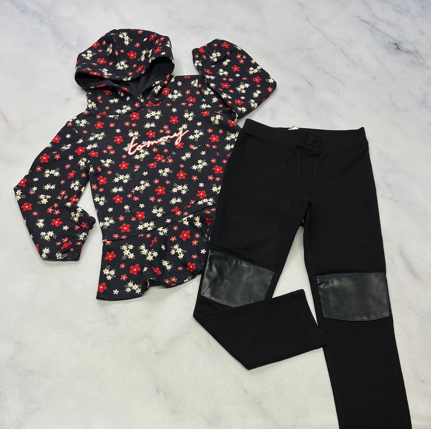 Duo neuf ! Cagoule en ouaté Tommy 6 ans neuve + Jeg. Noir patch effet cuir au genoux 6 ans neuf!