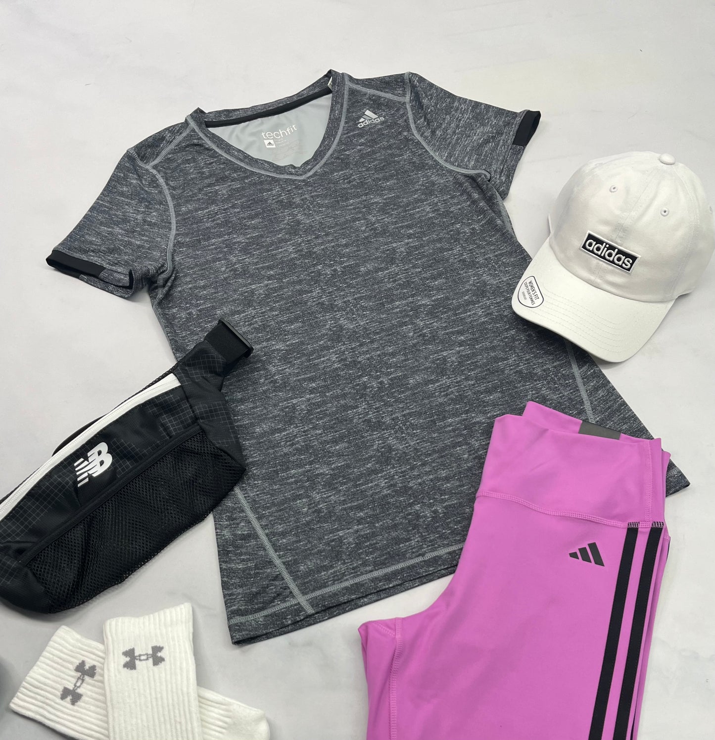 💕 Manche courte : Adidas en tissu de sport (tech.fit ) M/ fit ( SM/ femme ) stretch . Comme neuf !